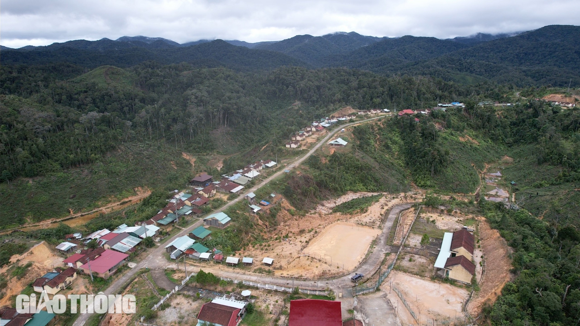Động đất liên tục, đời sống người dân vùng tâm chấn ra sao?- Ảnh 1. Động đất liên tục, đời sống người dân vùng tâm chấn ra sao?- Ảnh 1.