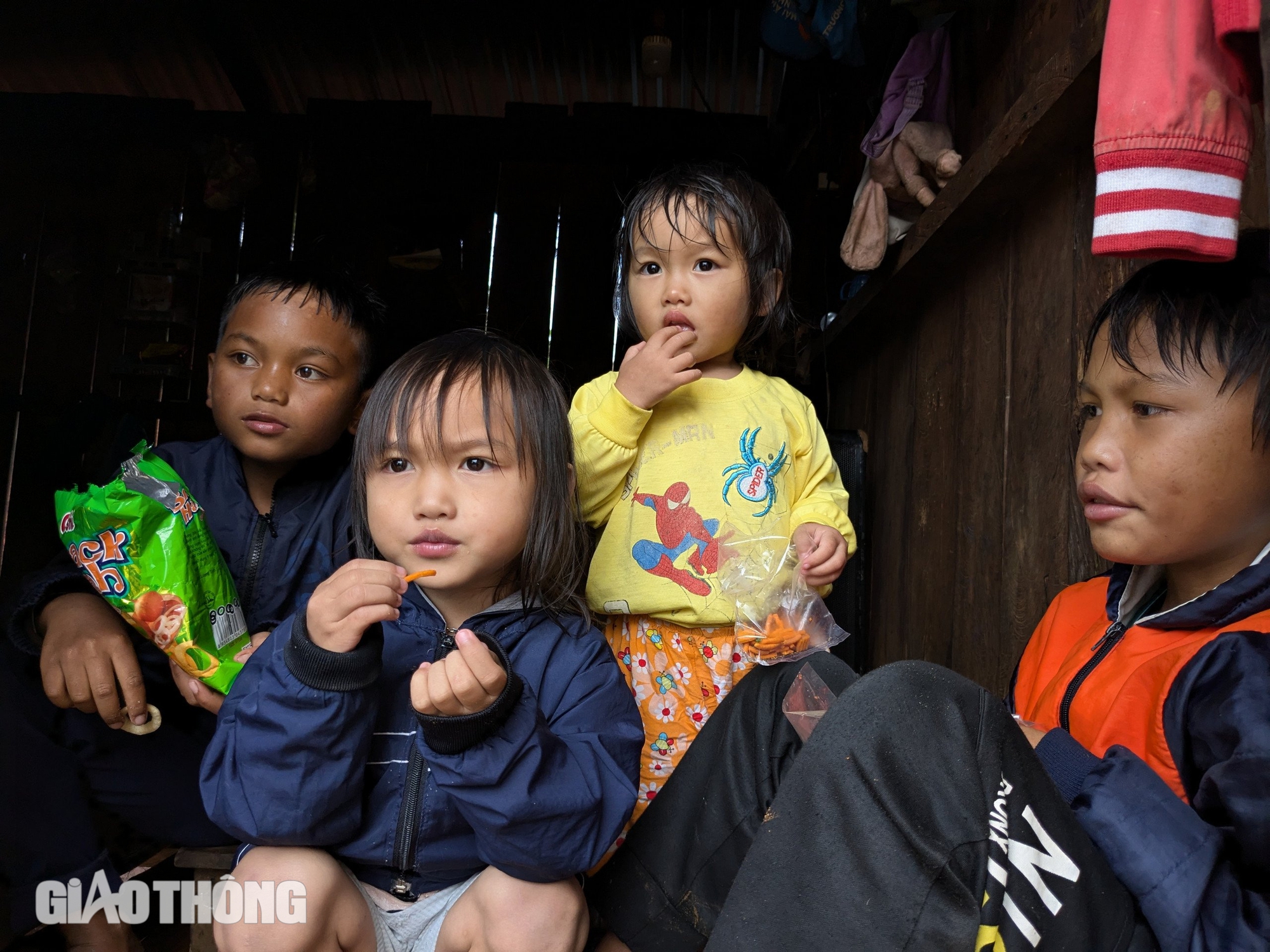 Động đất liên tục, đời sống người dân vùng tâm chấn ra sao?- Ảnh 8. Động đất liên tục, đời sống người dân vùng tâm chấn ra sao?- Ảnh 8.