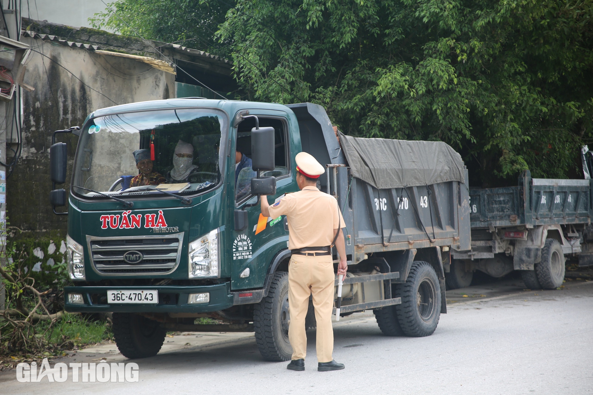 CSGT truy qu&eacute;t xe qu&aacute; tải ở trong khu d&acirc;n cư- Ảnh 4.