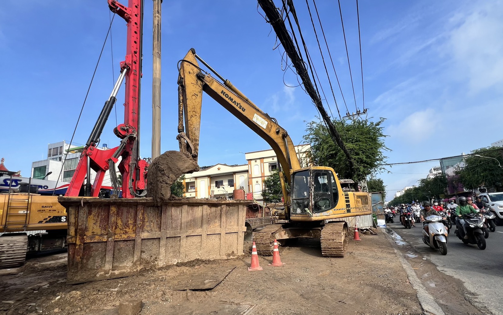 Metro số 2 gặp khó vì giải phóng mặt bằng, hạ tầng kỹ thuật- Ảnh 5. Nhà thầu metro số 2 thi công ẩu, phải khắc phục sau phản ánh của Báo Giao thông