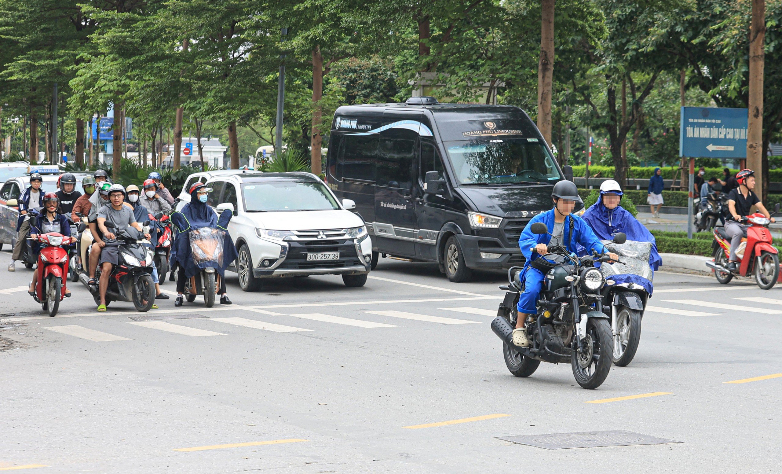 V&igrave; sao chưa "phạt nguội" phương tiện tr&ecirc;n đường Phạm Văn Bạch?- Ảnh 13.