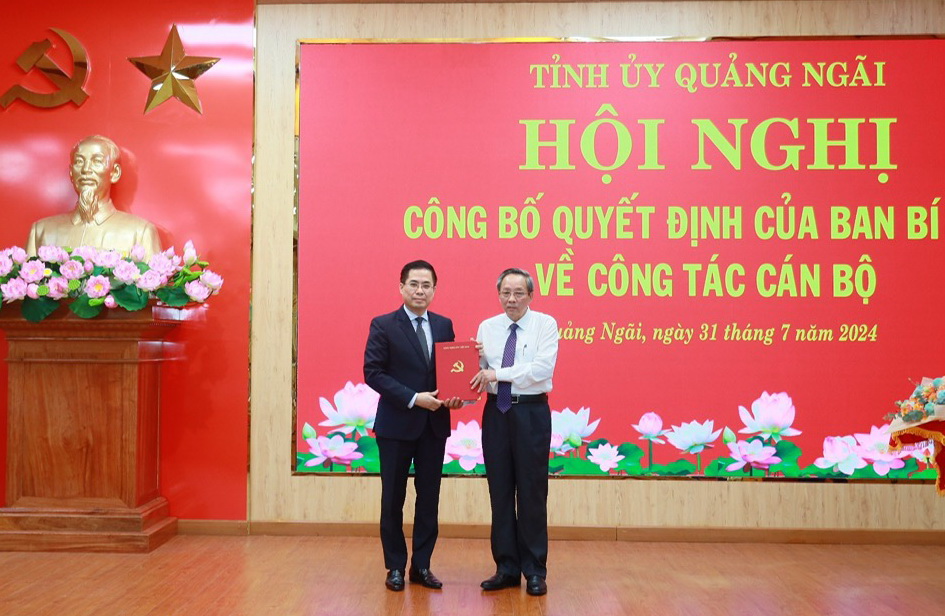 T&acirc;n Ph&oacute; b&iacute; thư Tỉnh ủy Quảng Ng&atilde;i ph&aacute;t biểu g&igrave; khi nhận nhiệm vụ?- Ảnh 1.