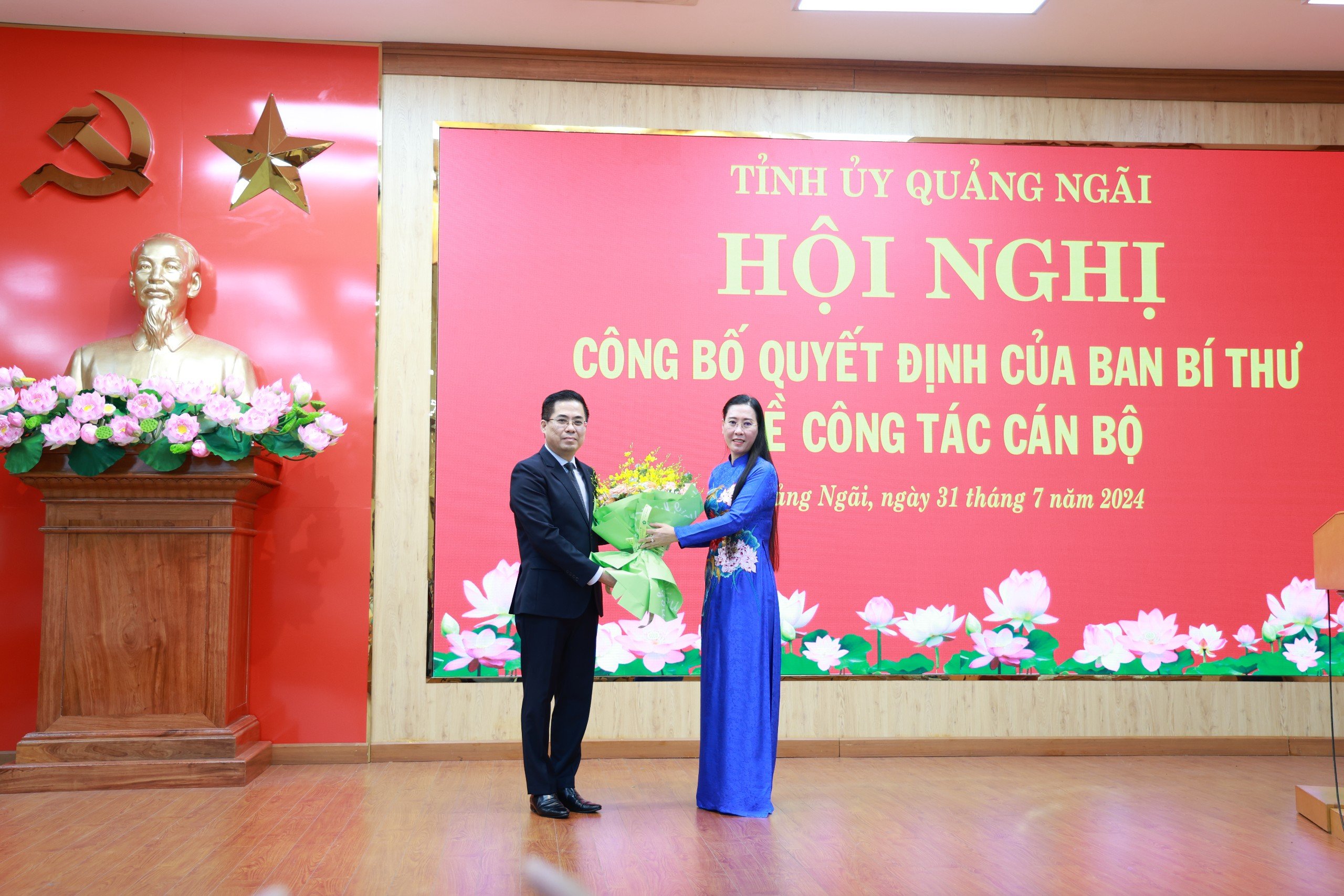 T&acirc;n Ph&oacute; b&iacute; thư Tỉnh ủy Quảng Ng&atilde;i ph&aacute;t biểu g&igrave; khi nhận nhiệm vụ?- Ảnh 2.