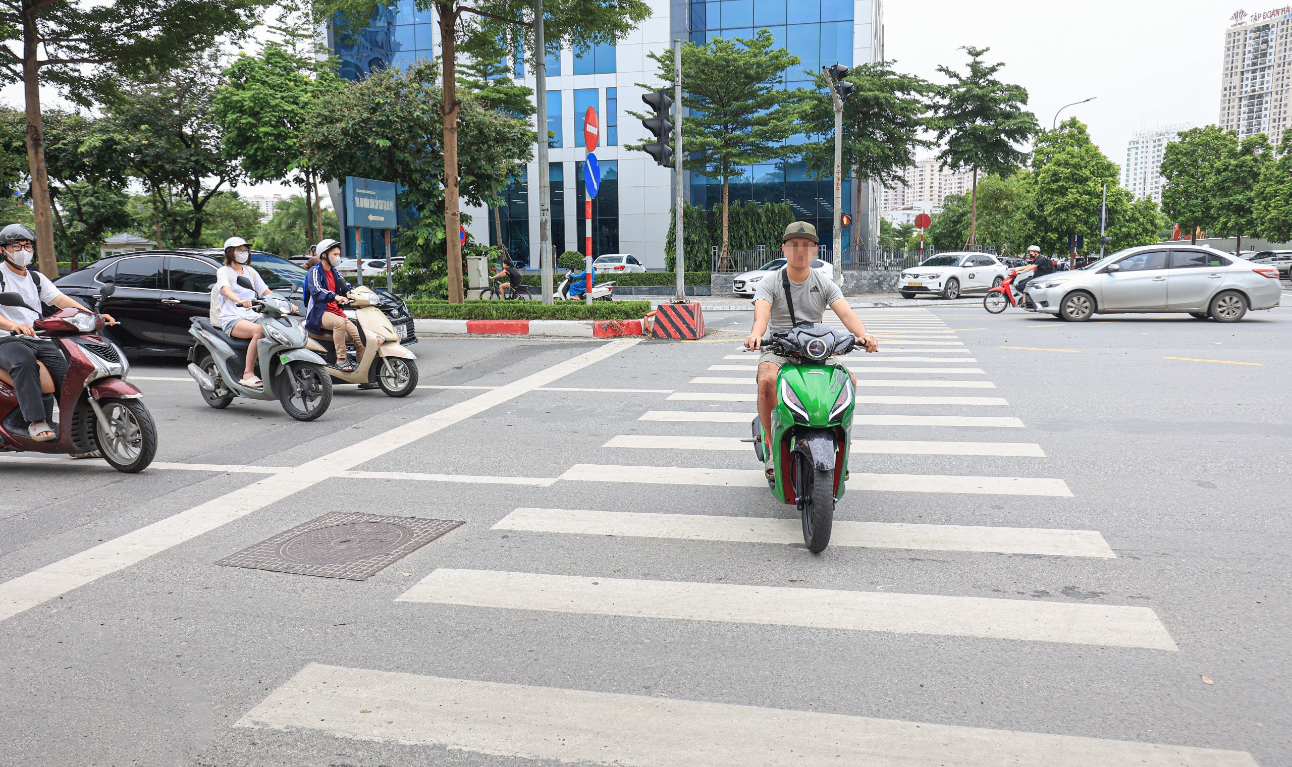 V&igrave; sao chưa "phạt nguội" phương tiện tr&ecirc;n đường Phạm Văn Bạch?- Ảnh 16.
