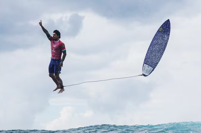 VĐV lướt s&oacute;ng Olympic 2024 g&acirc;y sốt với khoảnh khắc ăn mừng như đang bay- Ảnh 1.