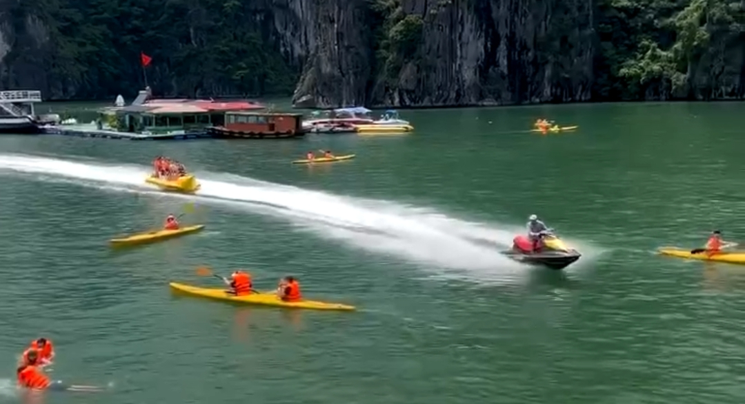 Bất an dịch vụ lướt phao chuối kh&ocirc;ng ph&eacute;p tr&ecirc;n vịnh Lan Hạ- Ảnh 1.