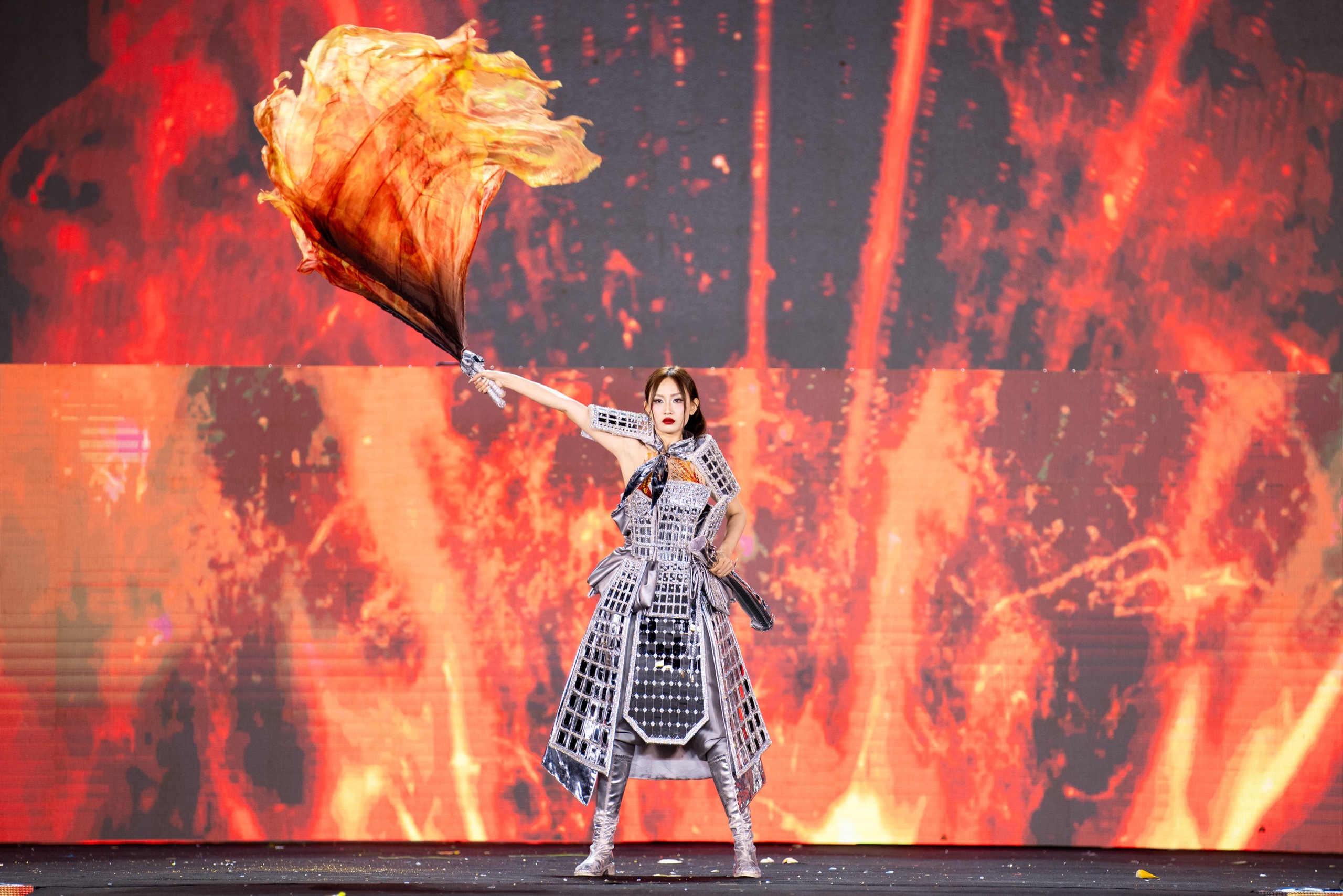 Bùng nổ đêm Trang phục văn hóa dân tộc tại Miss Grand Vietnam 2024- Ảnh 17. Bùng nổ đêm Trang phục văn hóa dân tộc tại Miss Grand Vietnam 2024- Ảnh 17.