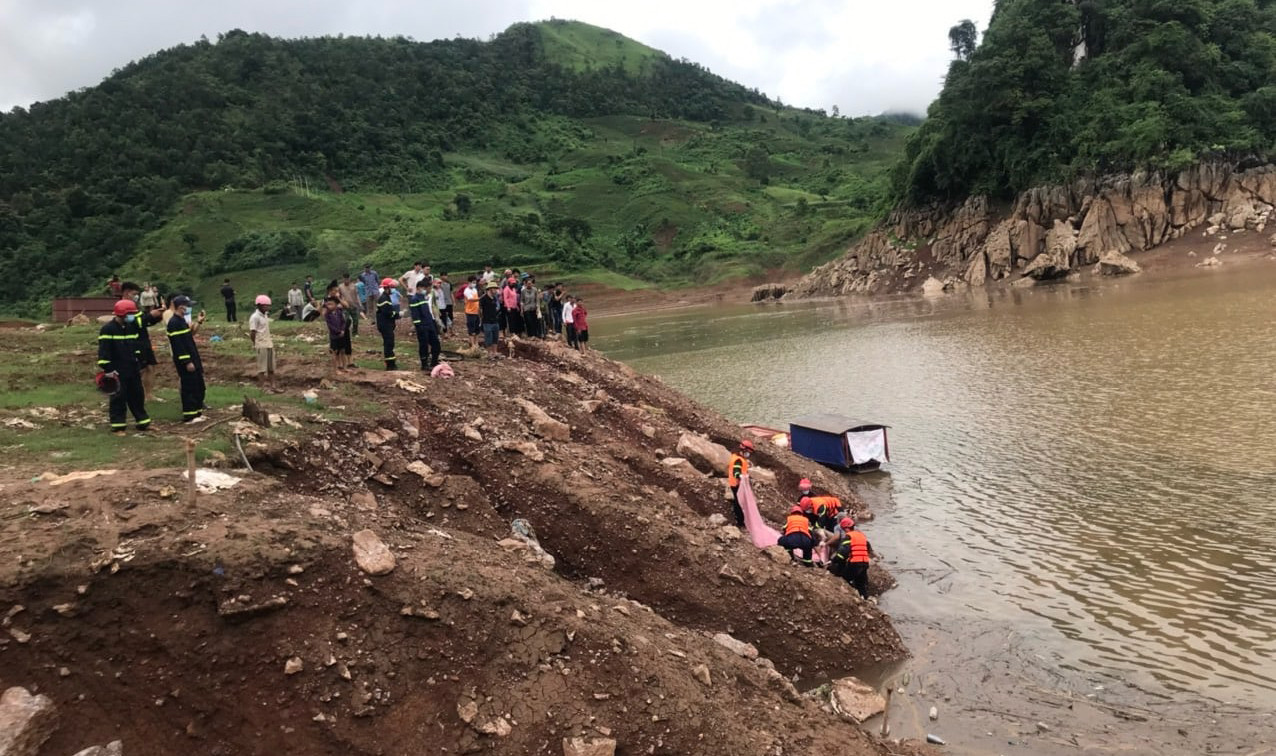 T&igrave;m thấy thi thể b&eacute; g&aacute;i 12 tuổi bị lũ cuốn khi đi l&agrave;m đồng gi&uacute;p bố mẹ- Ảnh 1.