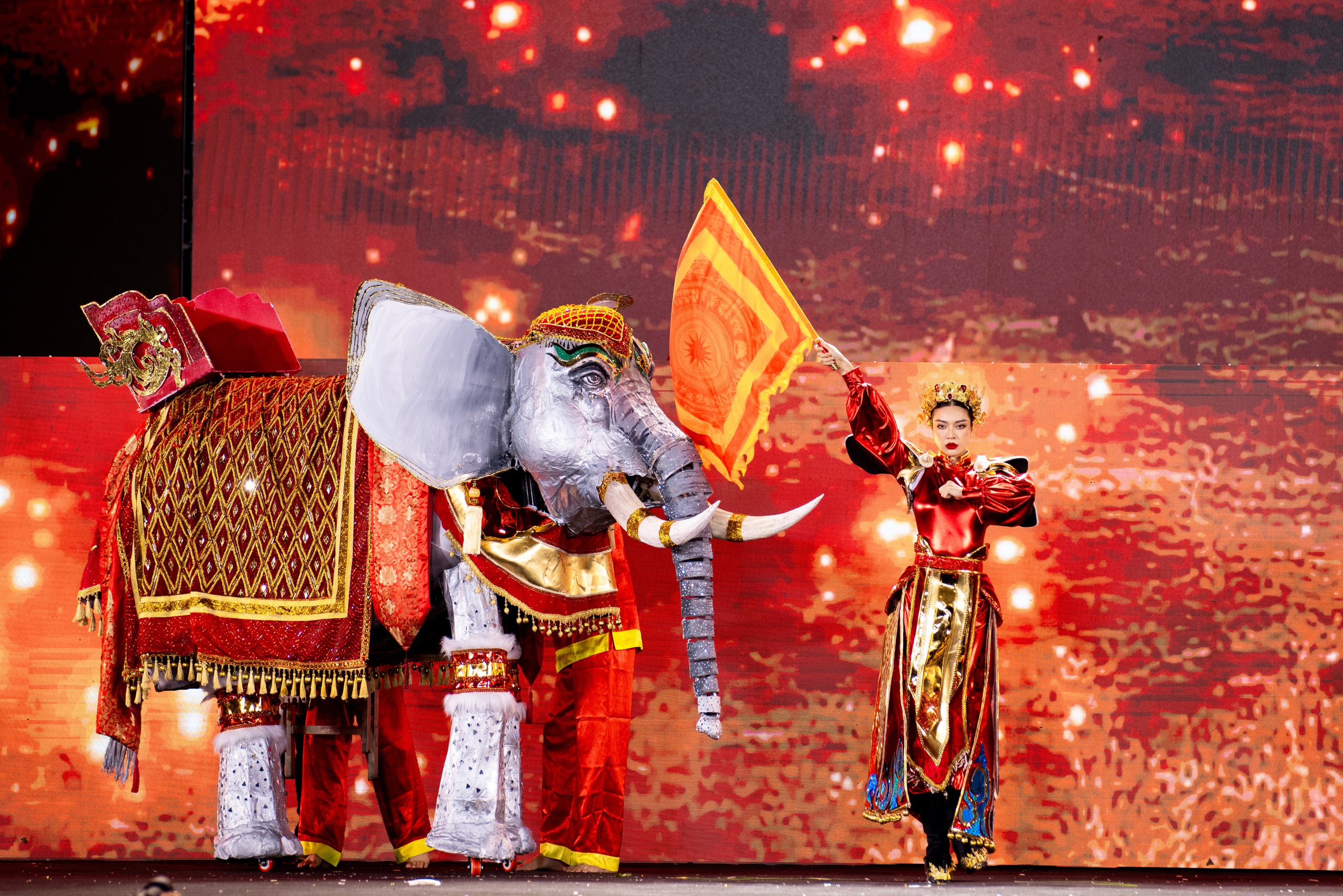 Bùng nổ đêm Trang phục văn hóa dân tộc tại Miss Grand Vietnam 2024- Ảnh 5. Bùng nổ đêm Trang phục văn hóa dân tộc tại Miss Grand Vietnam 2024- Ảnh 5.