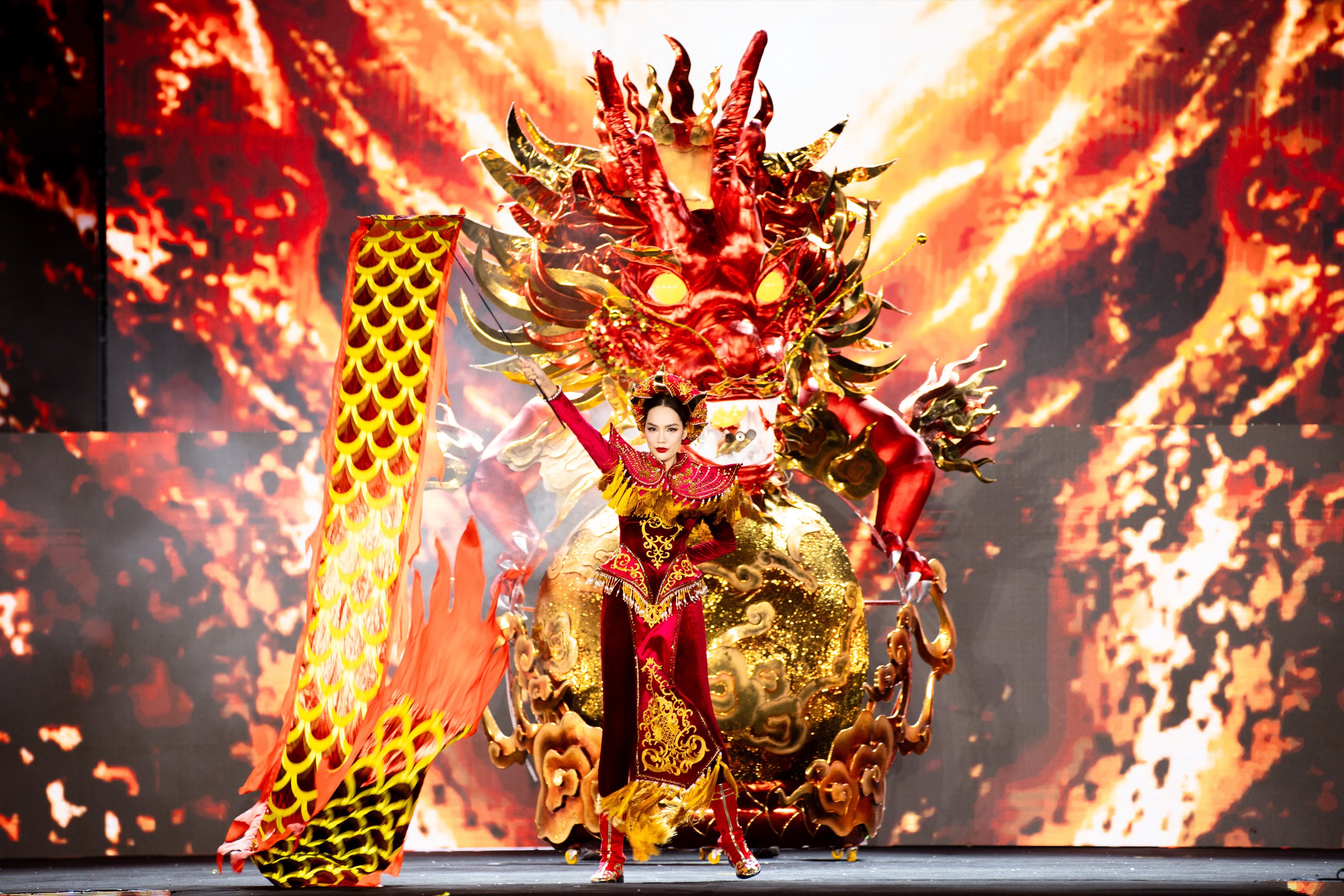 Bùng nổ đêm Trang phục văn hóa dân tộc tại Miss Grand Vietnam 2024- Ảnh 21. Bùng nổ đêm Trang phục văn hóa dân tộc tại Miss Grand Vietnam 2024- Ảnh 21.