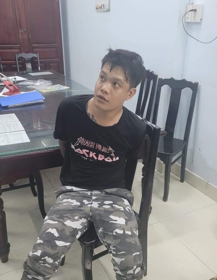 Bắt khẩn cấp người đ&agrave;n &ocirc;ng ch&acirc;m lửa đốt c&acirc;y xăng ở Nha Trang- Ảnh 1.