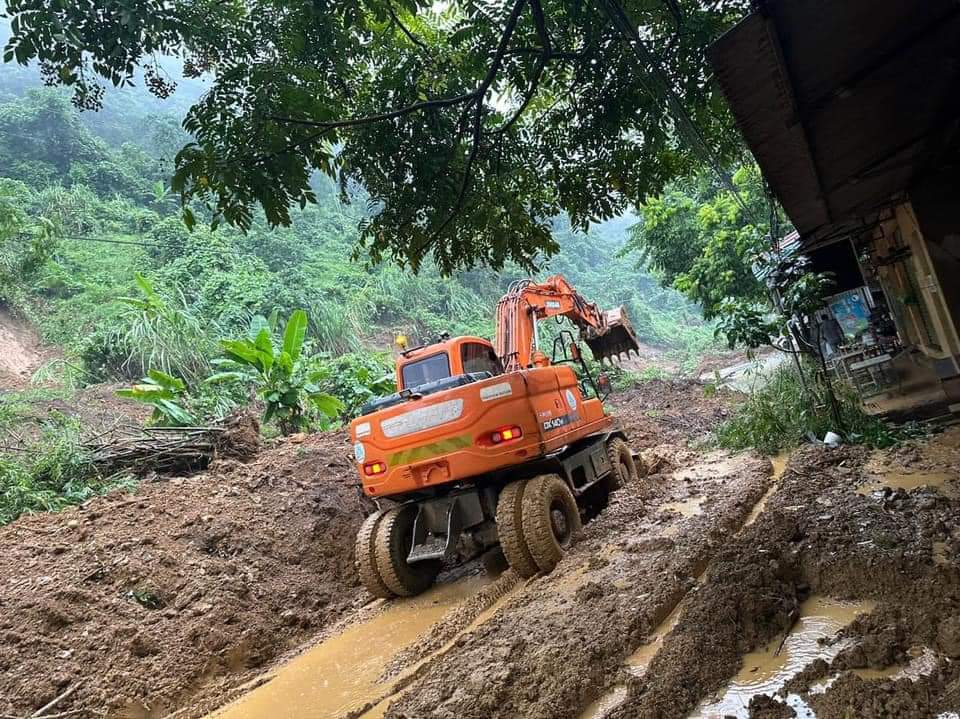 Sạt lở đất g&acirc;y &aacute;ch tắc tr&ecirc;n QL3 qua Bắc Kạn- Ảnh 3.