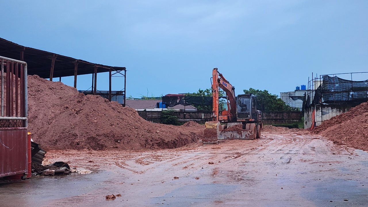 Th&aacute;i B&igrave;nh: Xưởng sản xuất nằm giữa khu d&acirc;n cư, b&ugrave;n bẩn tra tấn người đi đường- Ảnh 1.