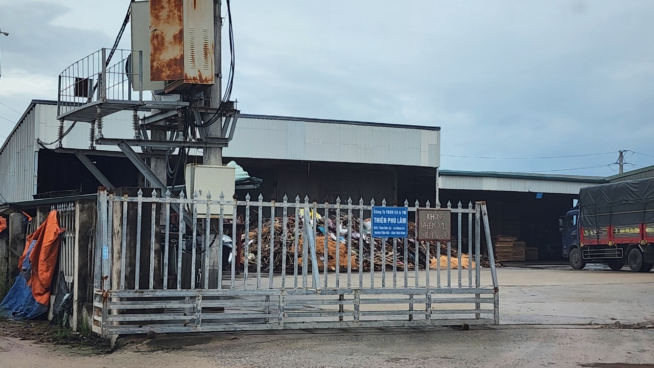 Th&aacute;i B&igrave;nh: Xưởng sản xuất nằm giữa khu d&acirc;n cư, b&ugrave;n bẩn tra tấn người đi đường- Ảnh 3.