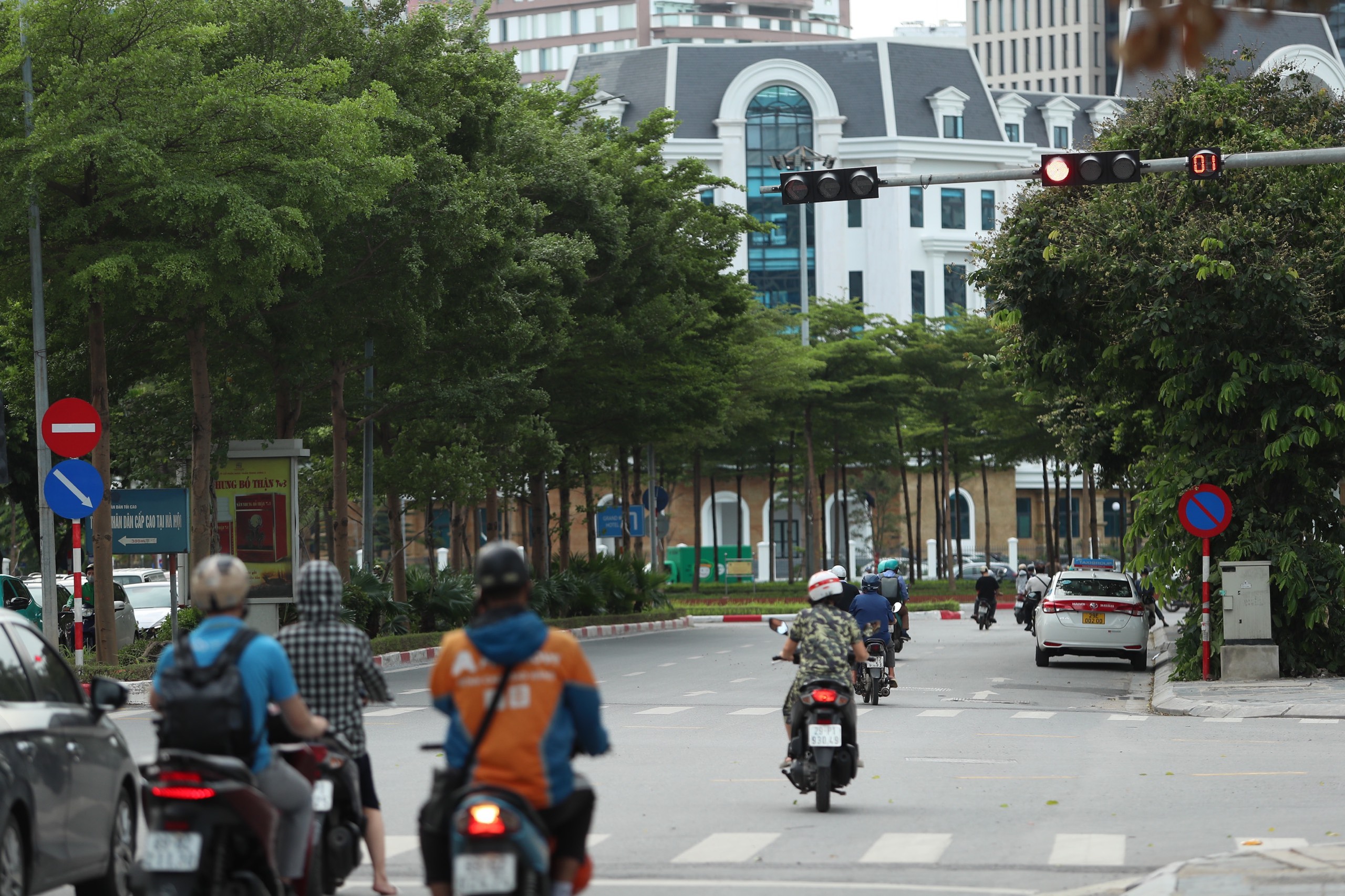 Xe m&aacute;y v&ocirc; tư vượt đ&egrave;n đỏ bất chấp phạt nguội- Ảnh 2.