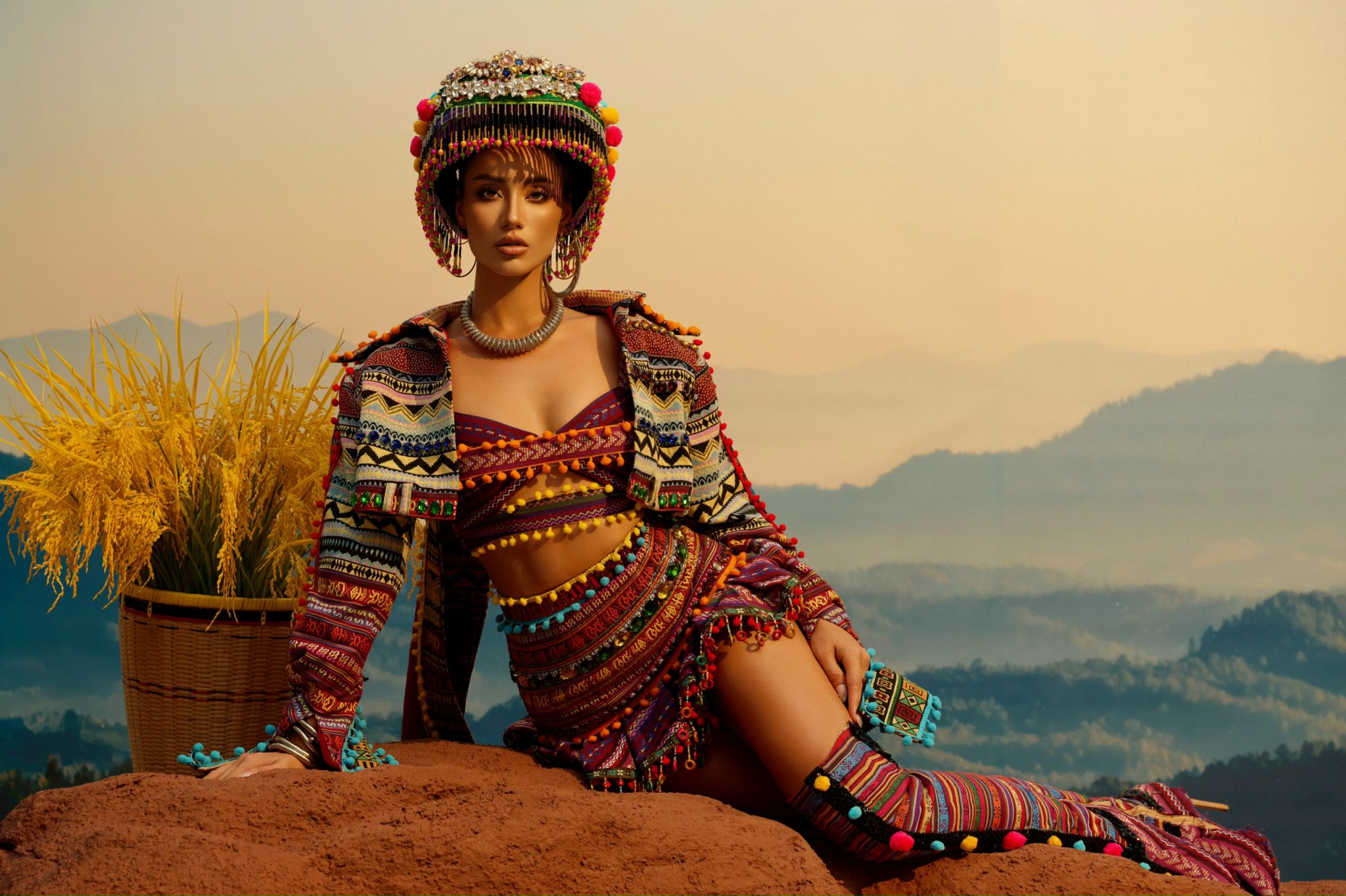 Lydie Vũ mặc đồ thổ cẩm T&acirc;y Bắc, g&ugrave;i l&uacute;a tr&ecirc;n lưng tại Miss Supranational 2024- Ảnh 7.