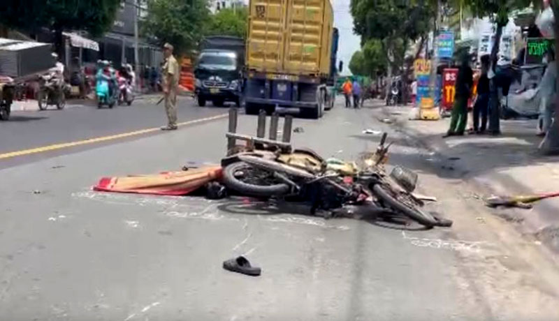 Hiện trường vụ tai nạn khiến người phụ nữ tử vong tại chỗ. Hiện trường vụ tai nạn khiến người phụ nữ tử vong tại chỗ.