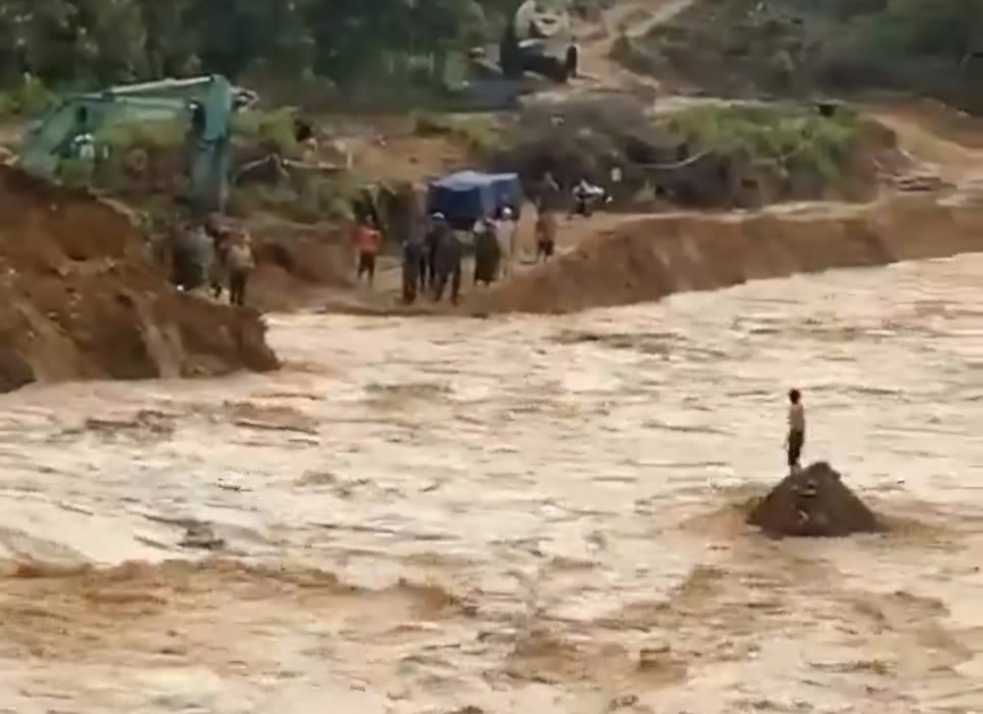 Khoảnh khắc c&ocirc;ng an ở Quảng Nam lao m&igrave;nh xuống d&ograve;ng nước chảy xiết cứu người- Ảnh 1.