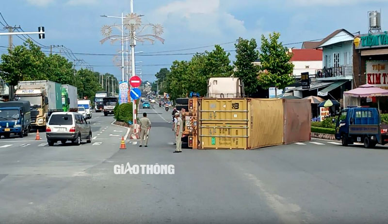 Hiện trường vụ lật xe. Hiện trường vụ lật xe.