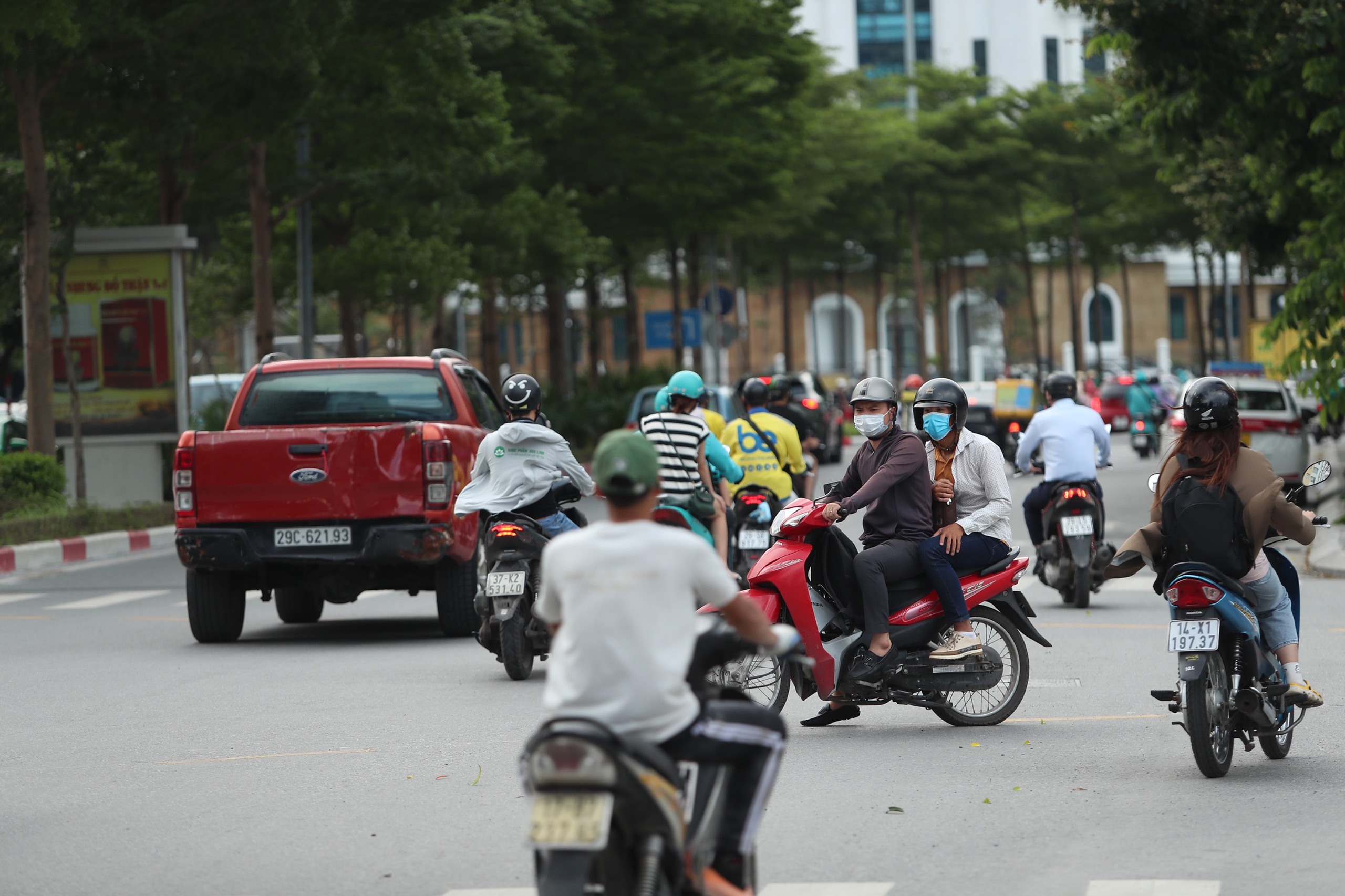 Xe m&aacute;y v&ocirc; tư vượt đ&egrave;n đỏ bất chấp phạt nguội- Ảnh 3.