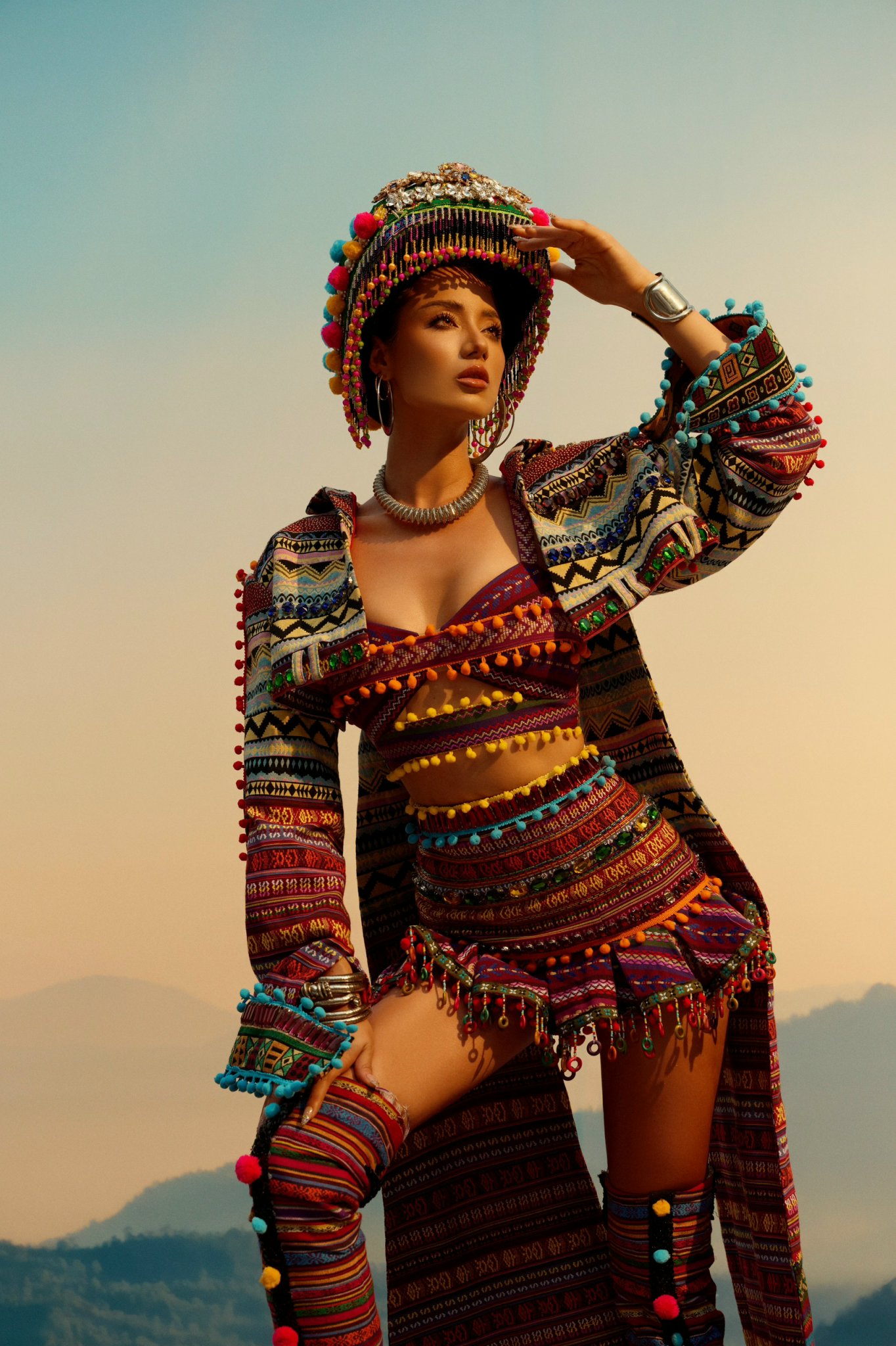 Lydie Vũ mặc đồ thổ cẩm T&acirc;y Bắc, g&ugrave;i l&uacute;a tr&ecirc;n lưng tại Miss Supranational 2024- Ảnh 6.