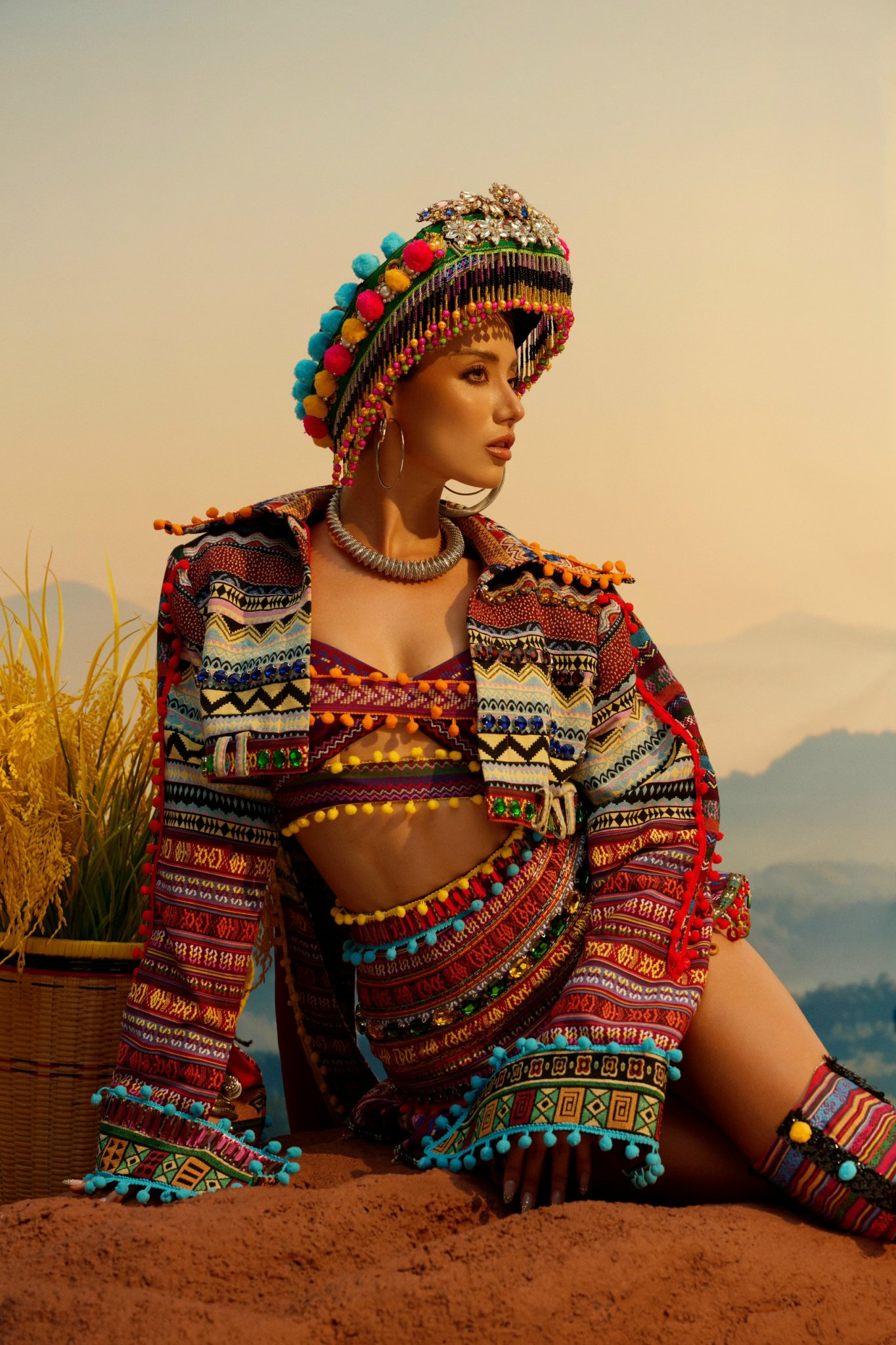 Lydie Vũ mặc đồ thổ cẩm T&acirc;y Bắc, g&ugrave;i l&uacute;a tr&ecirc;n lưng tại Miss Supranational 2024- Ảnh 5.