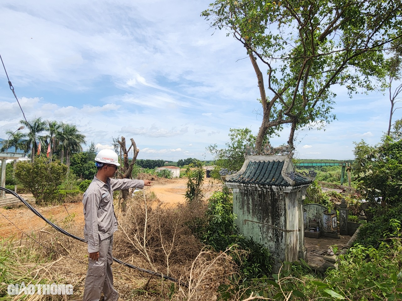 Nhà thầu "xắn tay" cùng địa phương gỡ khó mặt bằng thi công cao tốc qua Quảng Bình- Ảnh 4. Nhà thầu "xắn tay" cùng địa phương gỡ khó mặt bằng thi công cao tốc qua Quảng Bình- Ảnh 4.