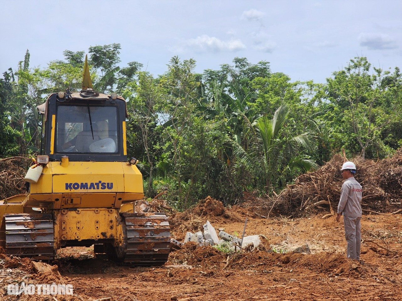 Nhà thầu "xắn tay" cùng địa phương gỡ khó mặt bằng thi công cao tốc qua Quảng Bình- Ảnh 2. Nhà thầu "xắn tay" cùng địa phương gỡ khó mặt bằng thi công cao tốc qua Quảng Bình- Ảnh 2.