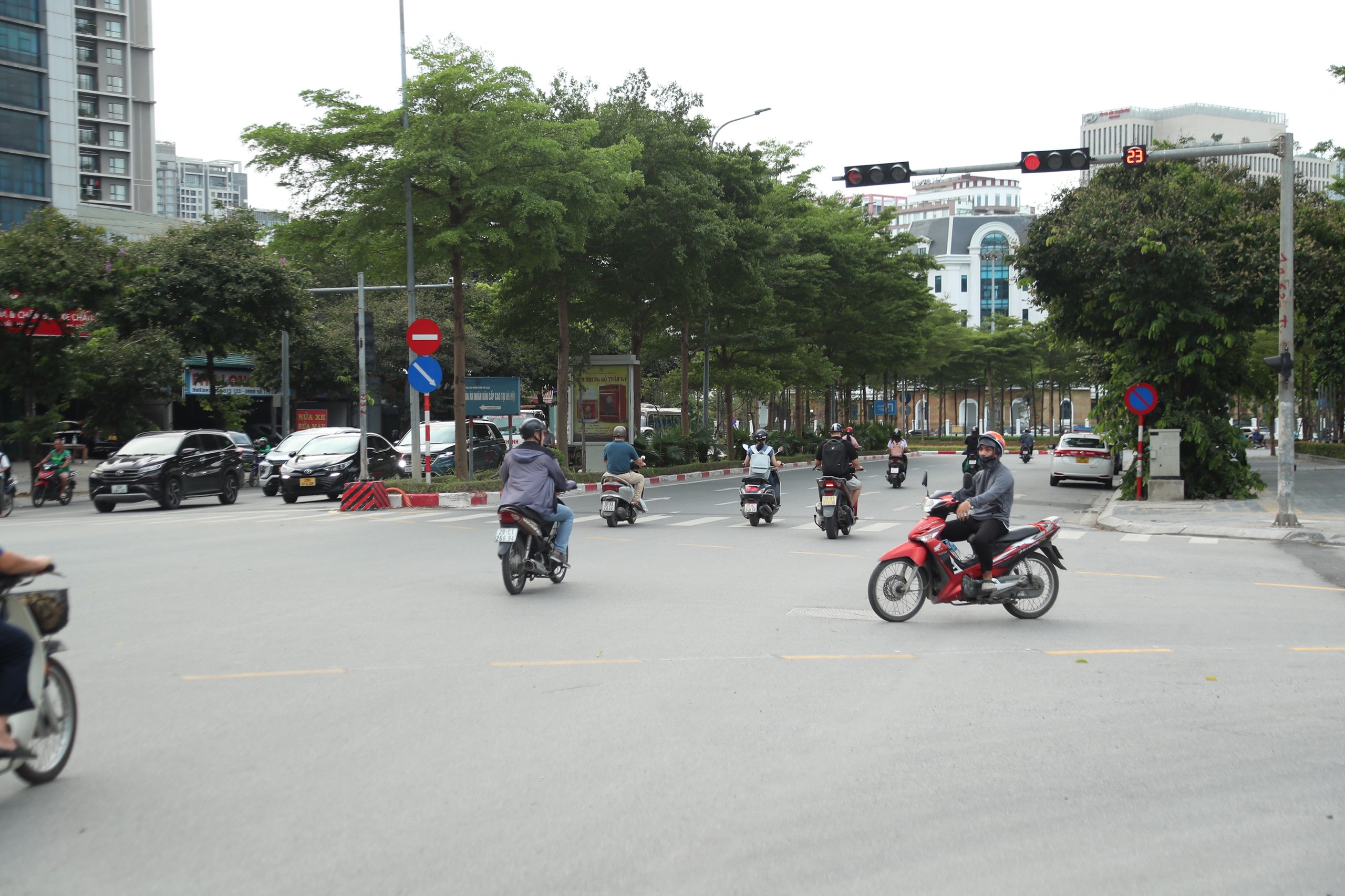 Xe m&aacute;y v&ocirc; tư vượt đ&egrave;n đỏ bất chấp phạt nguội- Ảnh 4.