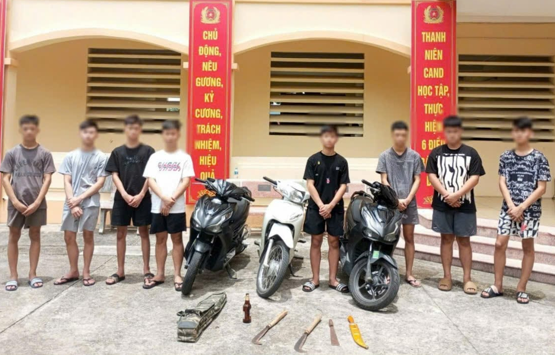 8 đối tượng chạy xe m&aacute;y cầm dao, n&eacute;m vỏ chai bia v&agrave;o người đi đường- Ảnh 1.