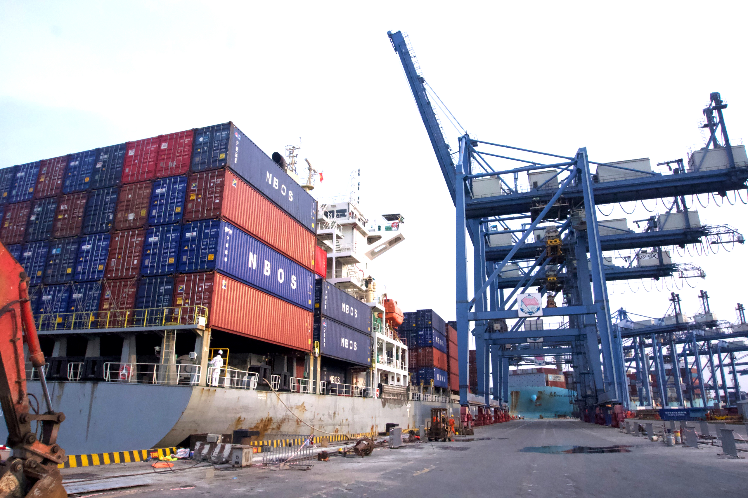 Quy định mới về gi&aacute; dịch vụ bốc dỡ container cảng biển- Ảnh 1.