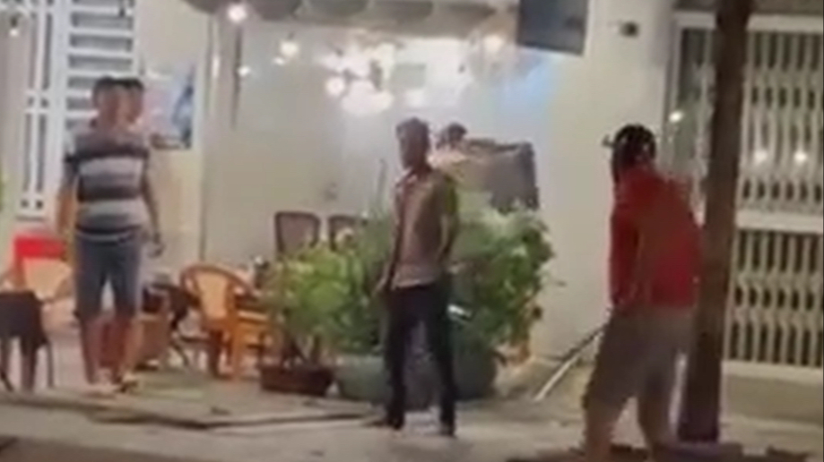 C&agrave; Mau: Khởi tố người đ&agrave;n &ocirc;ng ch&eacute;m đứt hai b&agrave;n tay con nợ- Ảnh 1.