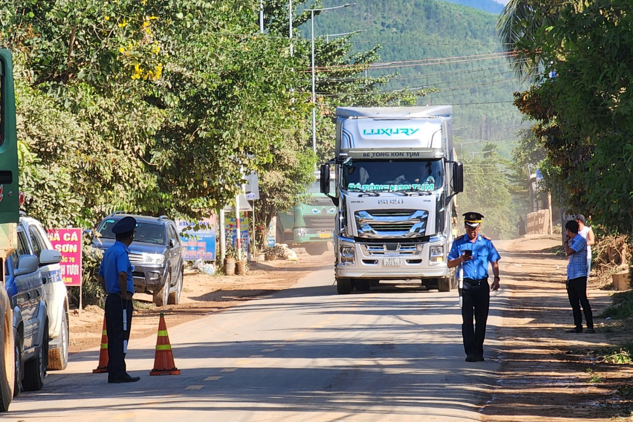 Quảng Ng&atilde;i: Xử nghi&ecirc;m vi phạm tải trọng tr&ecirc;n tuyến tỉnh lộ v&agrave; đường huyện- Ảnh 4.