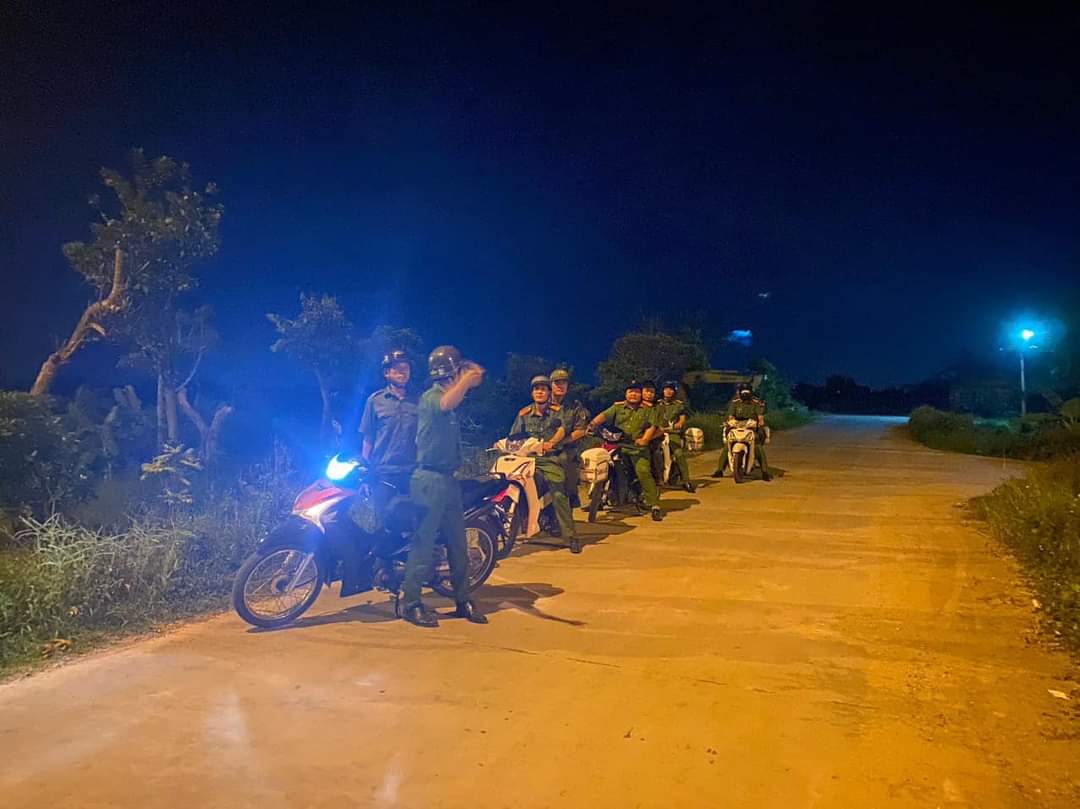 Ph&aacute;t hiện 3 đối tượng sử dụng ma t&uacute;y trong &ocirc; t&ocirc; đỗ ven đường gom cao tốc- Ảnh 1.