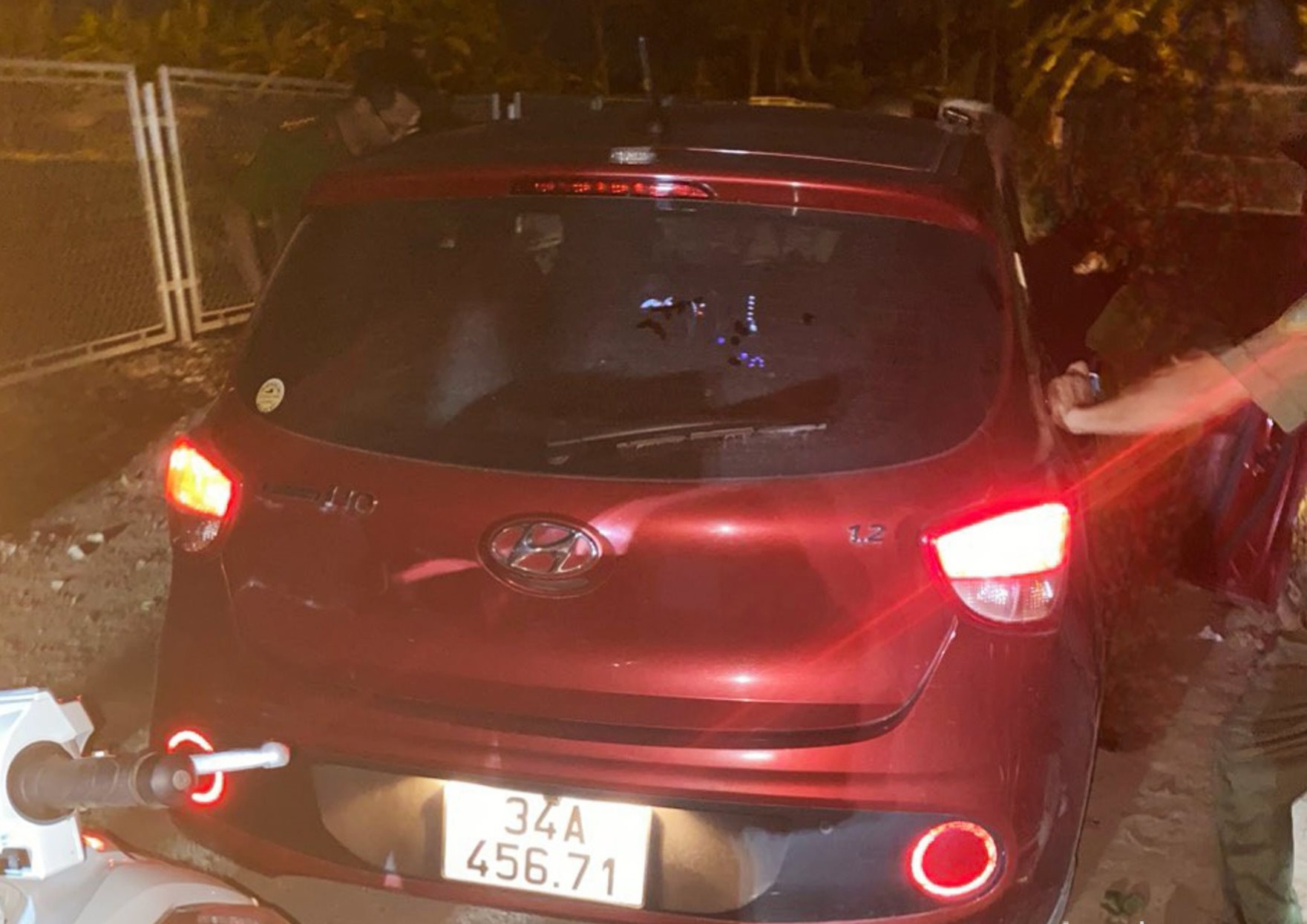 Ph&aacute;t hiện 3 đối tượng sử dụng ma t&uacute;y trong &ocirc; t&ocirc; đỗ ven đường gom cao tốc- Ảnh 2.