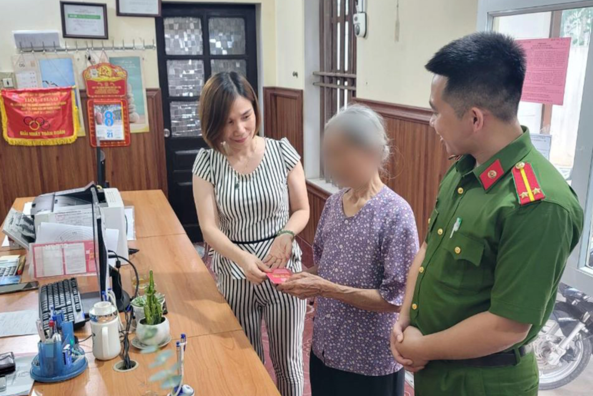 Mất tiền tỷ v&igrave; mắc lừa c&ocirc;ng an rởm- Ảnh 1.