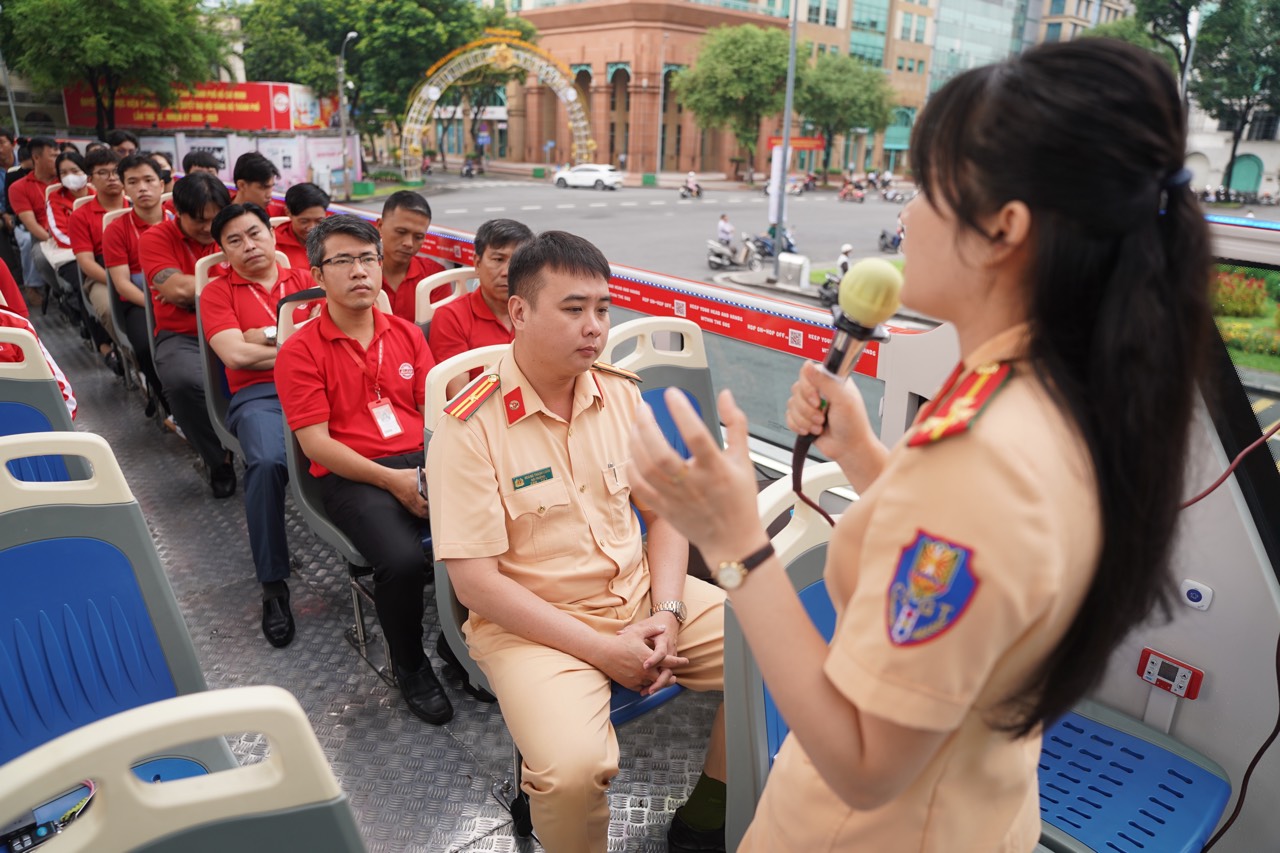 CSGT huấn luyện nghiệp vụ l&aacute;i xe an to&agrave;n tr&ecirc;n xe bu&yacute;t 2 tầng ở TP.HCM- Ảnh 3.
