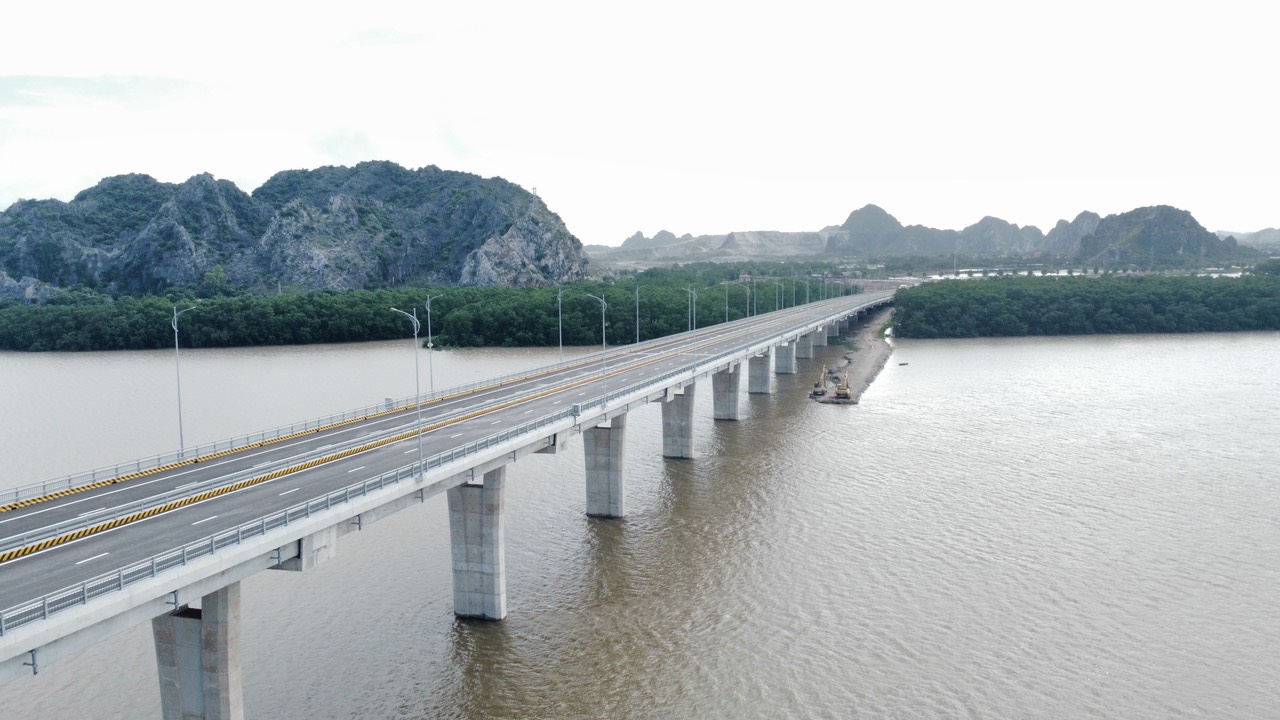 To&agrave;n cảnh c&acirc;y cầu gần 2.000 tỷ nối Hải Ph&ograve;ng - Quảng Ninh sắp được th&ocirc;ng xe- Ảnh 2.