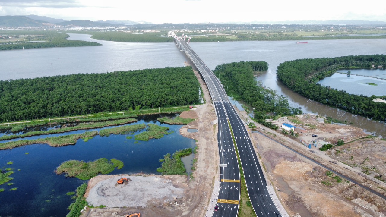 To&agrave;n cảnh c&acirc;y cầu gần 2.000 tỷ nối Hải Ph&ograve;ng - Quảng Ninh sắp được th&ocirc;ng xe- Ảnh 4.
