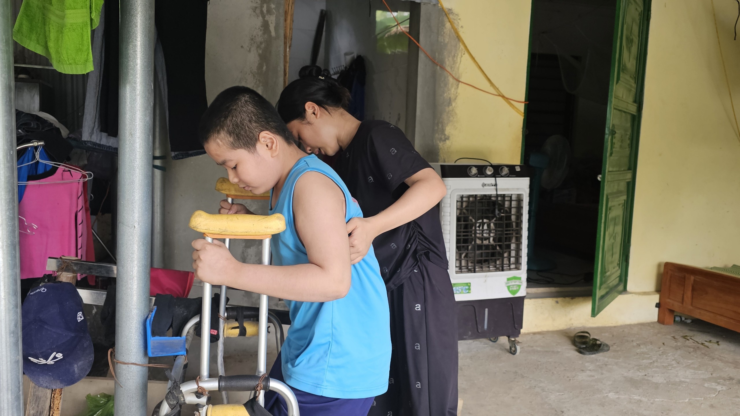 Cơ cực mẹ đơn th&acirc;n l&agrave;m phụ x&acirc;y nu&ocirc;i con liệt to&agrave;n th&acirc;n sau tai nạn- Ảnh 2.