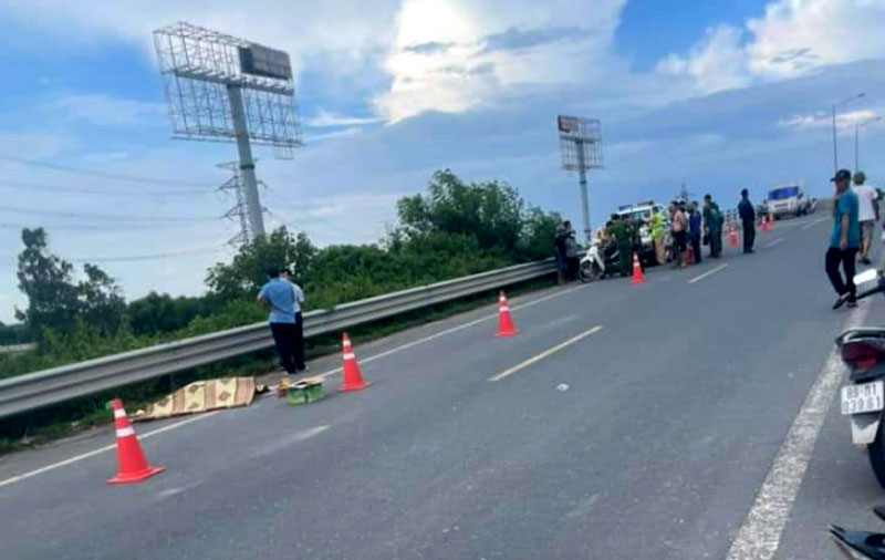 Nơi ph&aacute;t hiện nạn nh&acirc;n l&agrave; đoạn đường dốc ch&acirc;n cầu T&acirc;n Tiến.