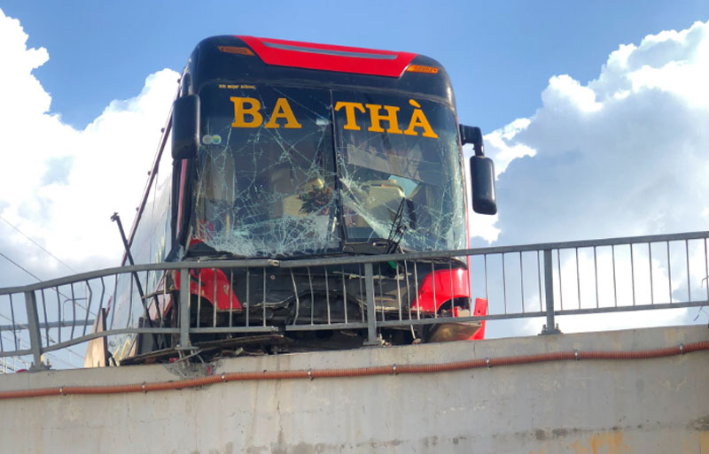 Hiện trường vụ xe kh&aacute;ch giường nằm t&ocirc;ng v&agrave;o lan can hầm chui.