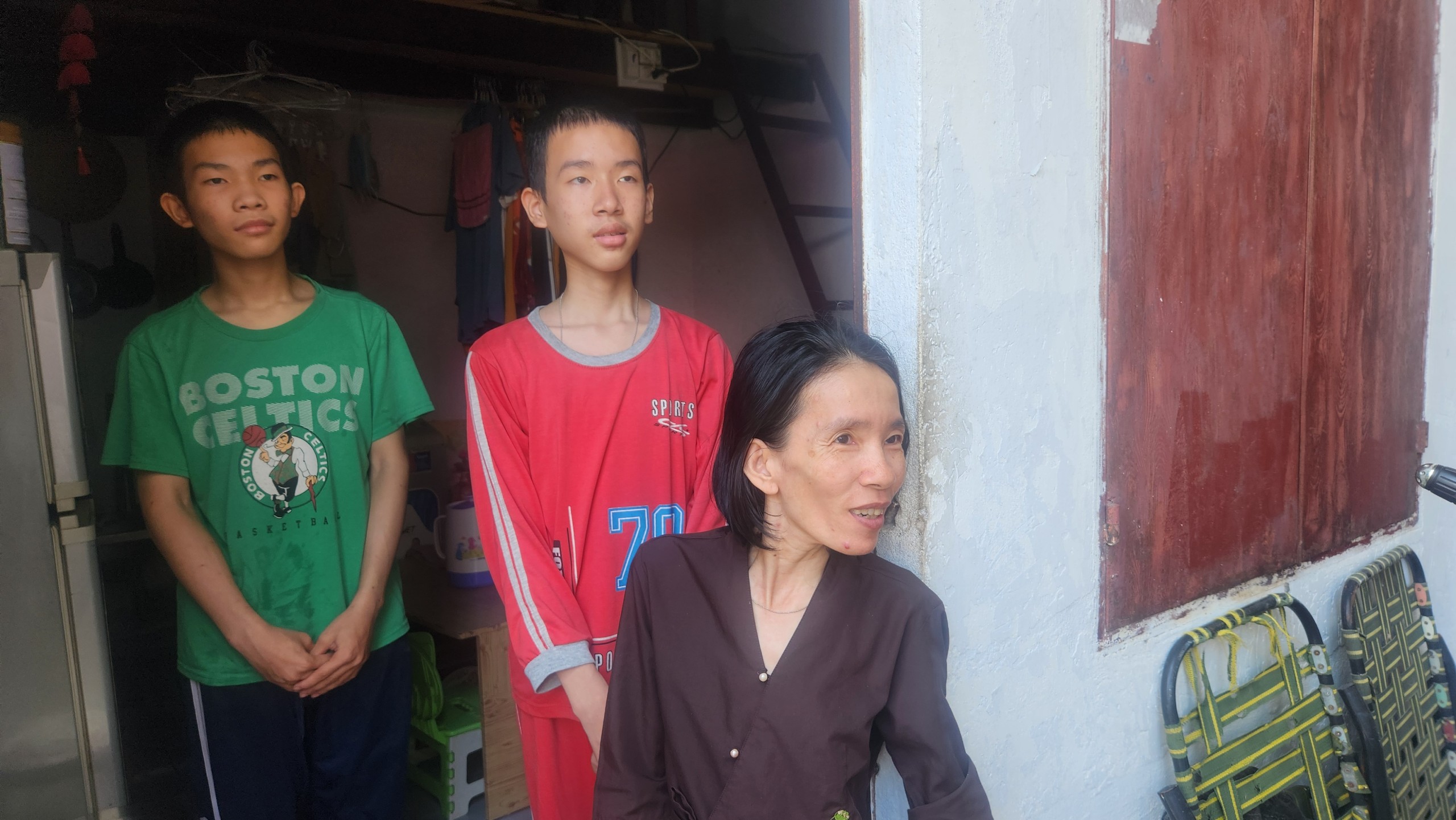 Mẹ khuyết tật cao 1,2m bị TNGT canh c&aacute;nh nỗi lo nu&ocirc;i 3 con ăn học- Ảnh 5.