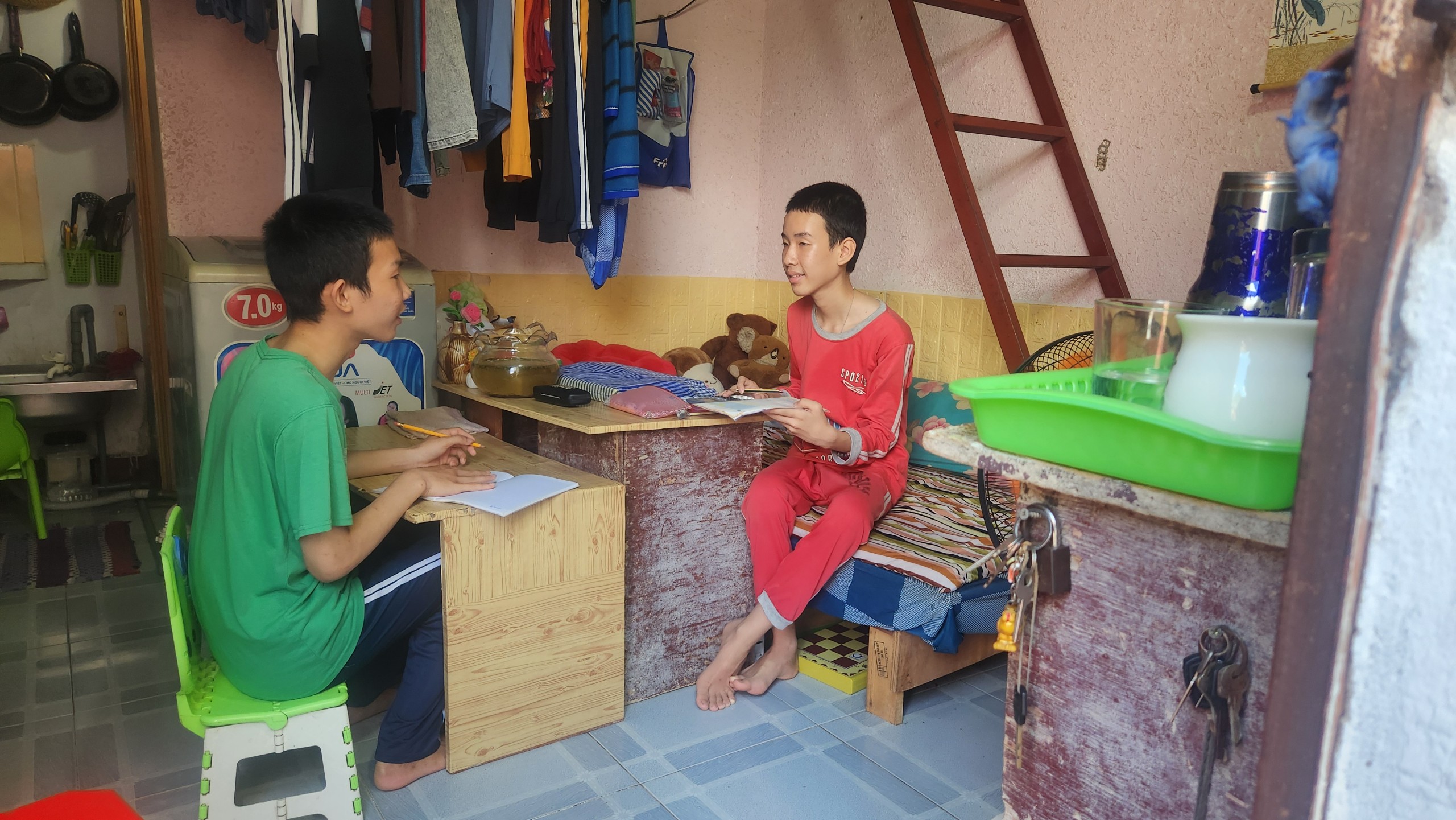 Mẹ khuyết tật cao 1,2m bị TNGT canh c&aacute;nh nỗi lo nu&ocirc;i 3 con ăn học- Ảnh 3.