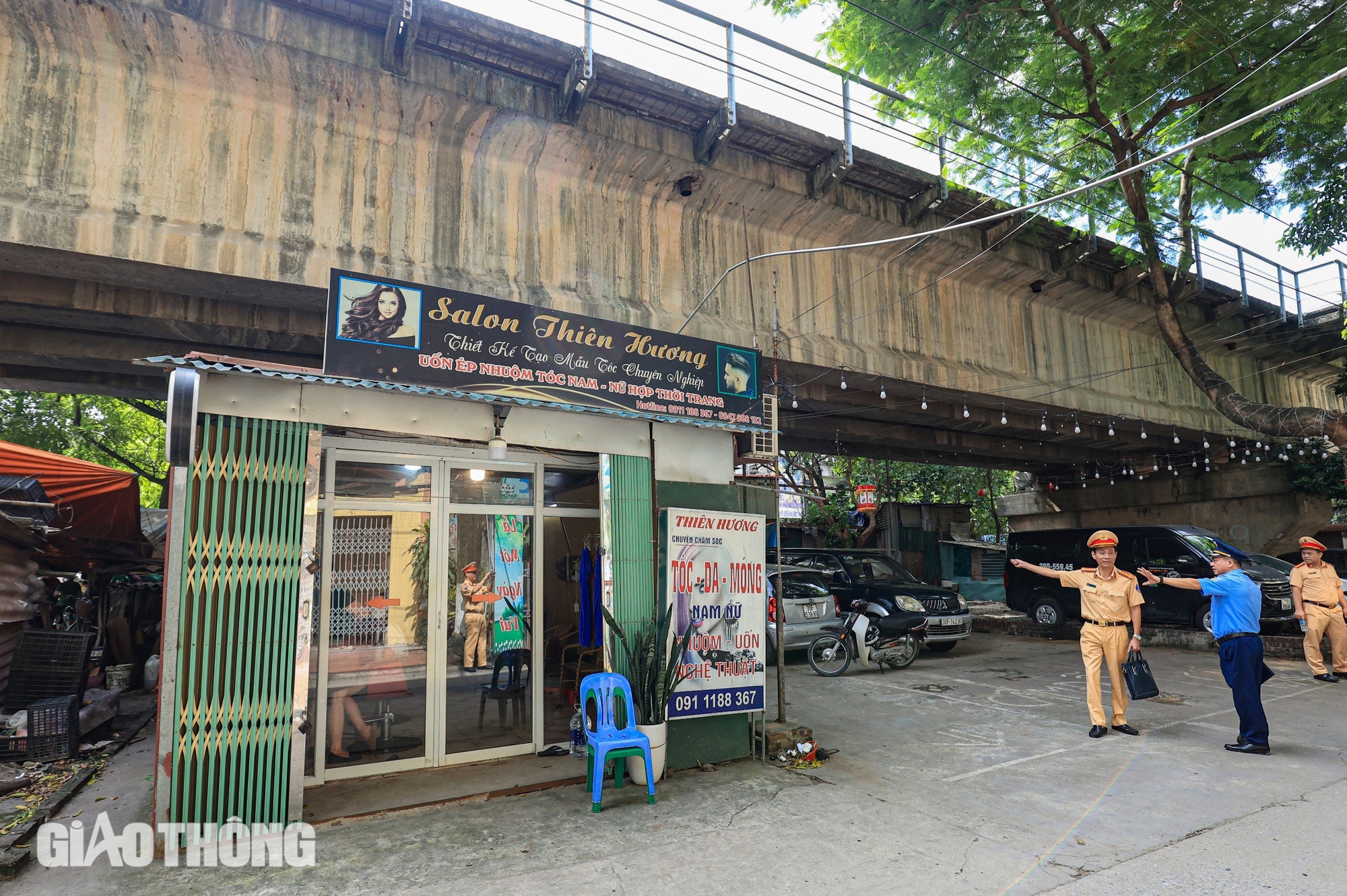 H&agrave;ng qu&aacute;n "bủa v&acirc;y" h&agrave;nh lang bảo vệ đường sắt cầu Thăng Long- Ảnh 1.