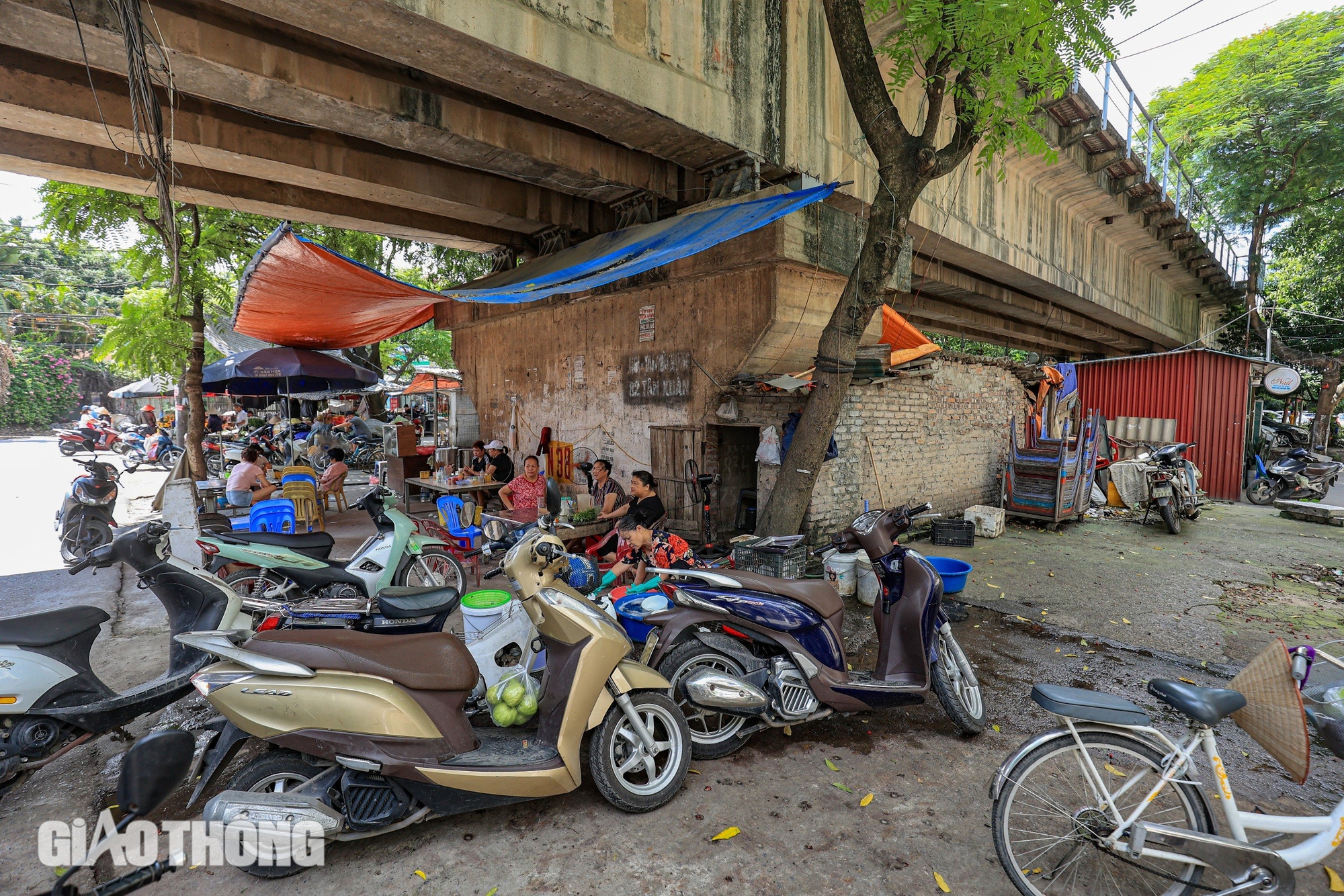 H&agrave;ng qu&aacute;n "bủa v&acirc;y" h&agrave;nh lang bảo vệ đường sắt cầu Thăng Long- Ảnh 2.