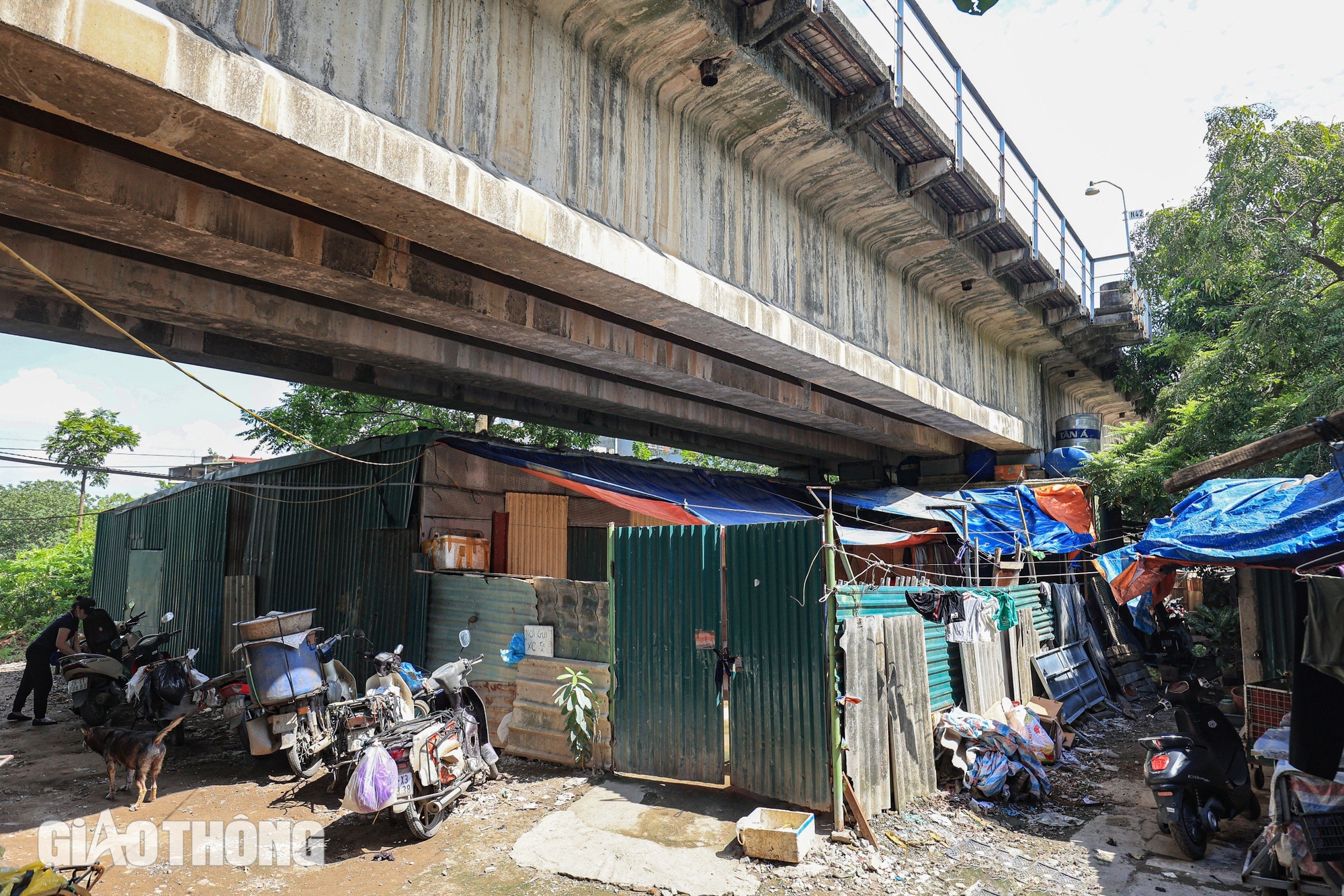 H&agrave;ng qu&aacute;n "bủa v&acirc;y" h&agrave;nh lang bảo vệ đường sắt cầu Thăng Long- Ảnh 3.