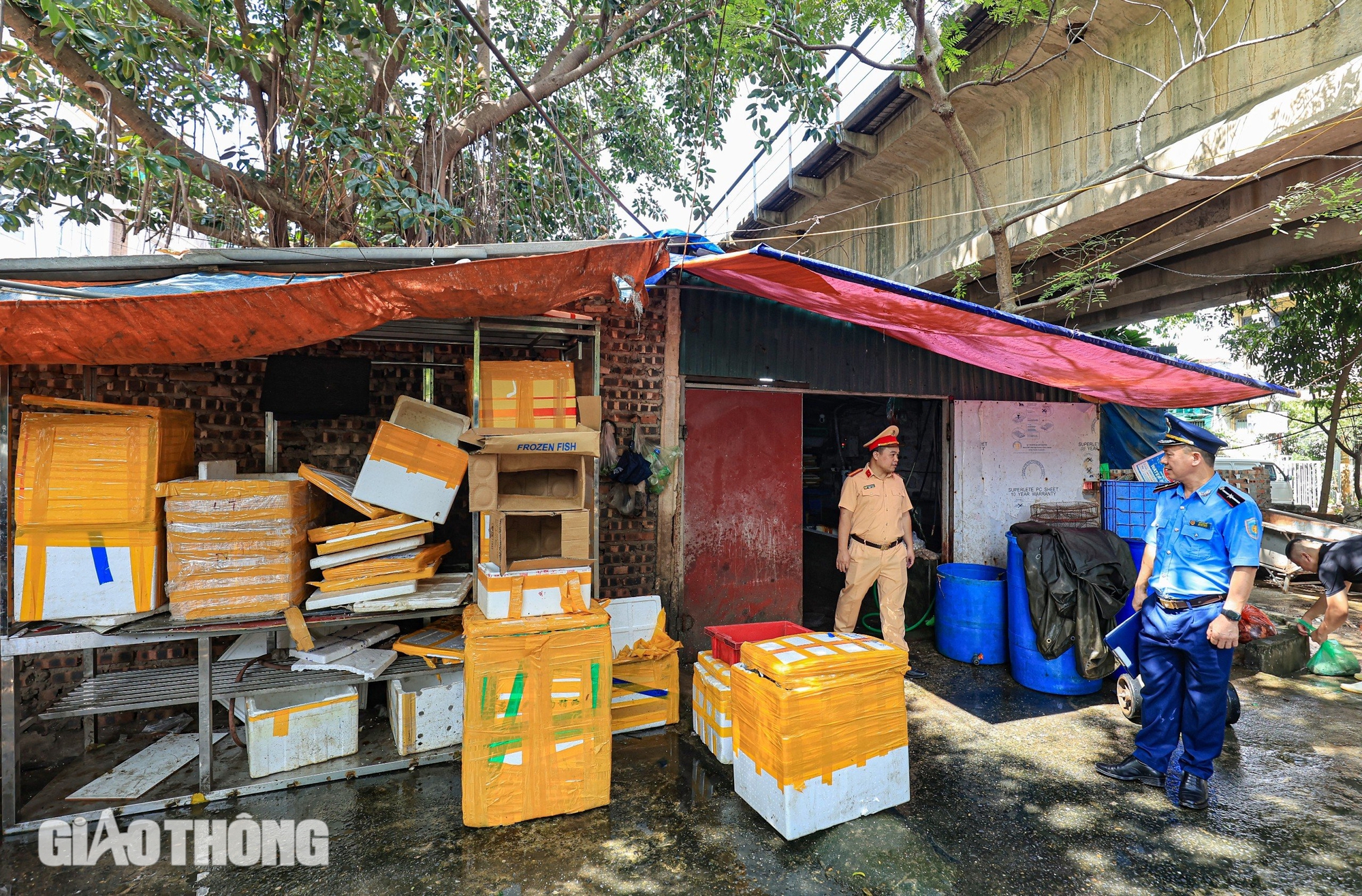 H&agrave;ng qu&aacute;n "bủa v&acirc;y" h&agrave;nh lang bảo vệ đường sắt cầu Thăng Long- Ảnh 6.