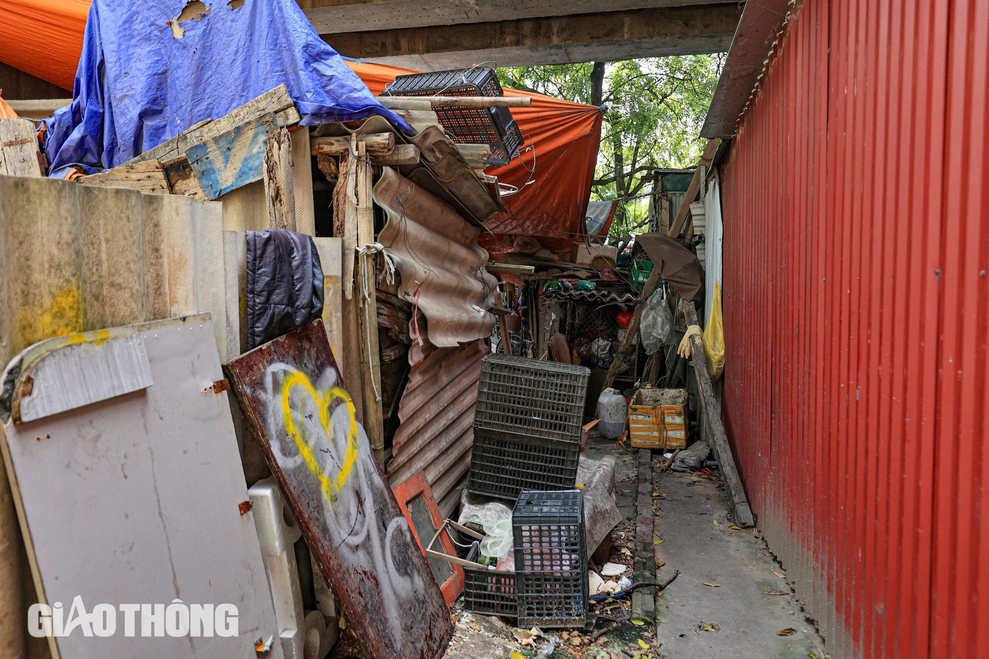 H&agrave;ng qu&aacute;n "bủa v&acirc;y" h&agrave;nh lang bảo vệ đường sắt cầu Thăng Long- Ảnh 11.