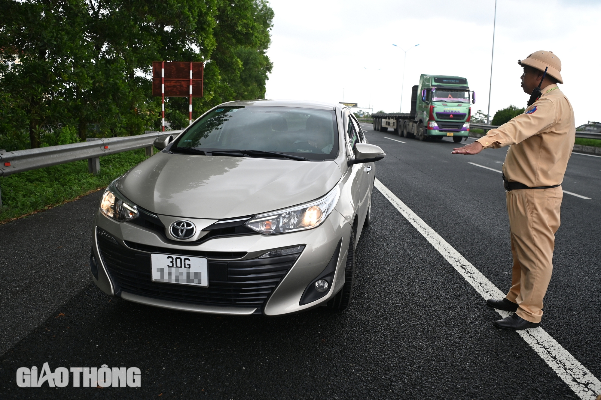 T&agrave;i xế bất ngờ khi lần đầu bị CSGT giữ bằng l&aacute;i qua VNeID, trả giấy tờ gốc- Ảnh 1.